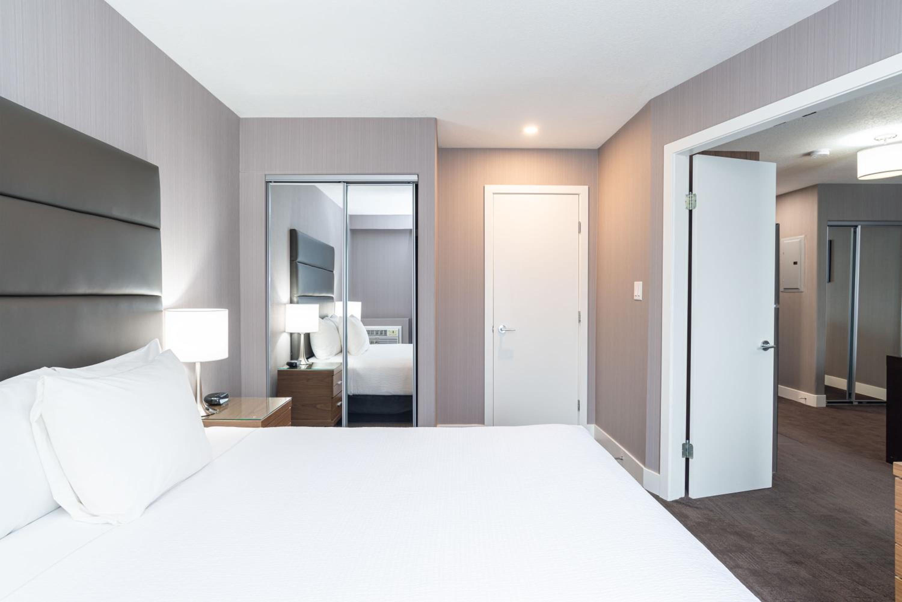 Jacuzzi Suite, 1 Queen Bed, Sofa Bed, Kitchenette photo 2