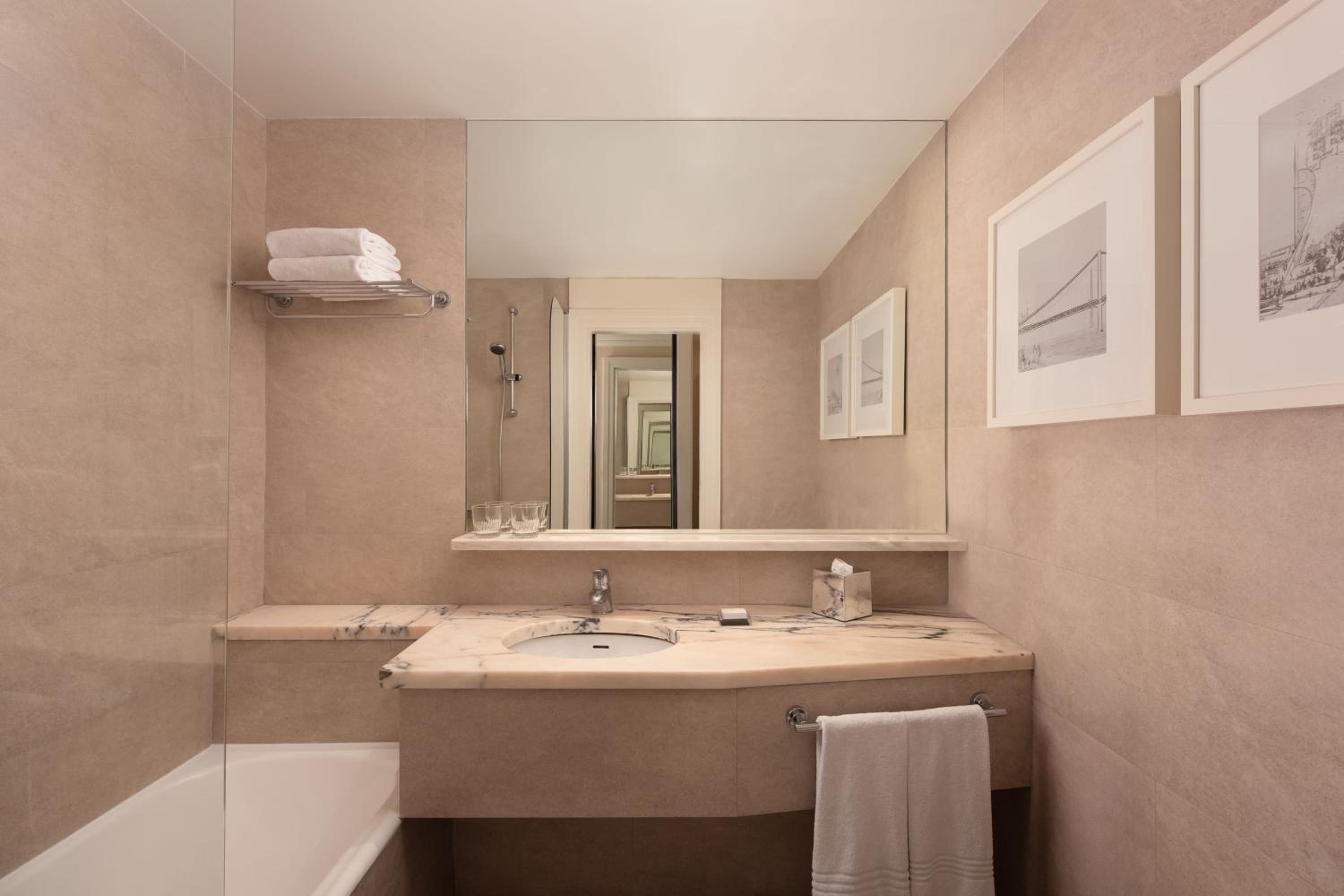 Comfort King, Guest room, 1 King, Balcony - Photo 4