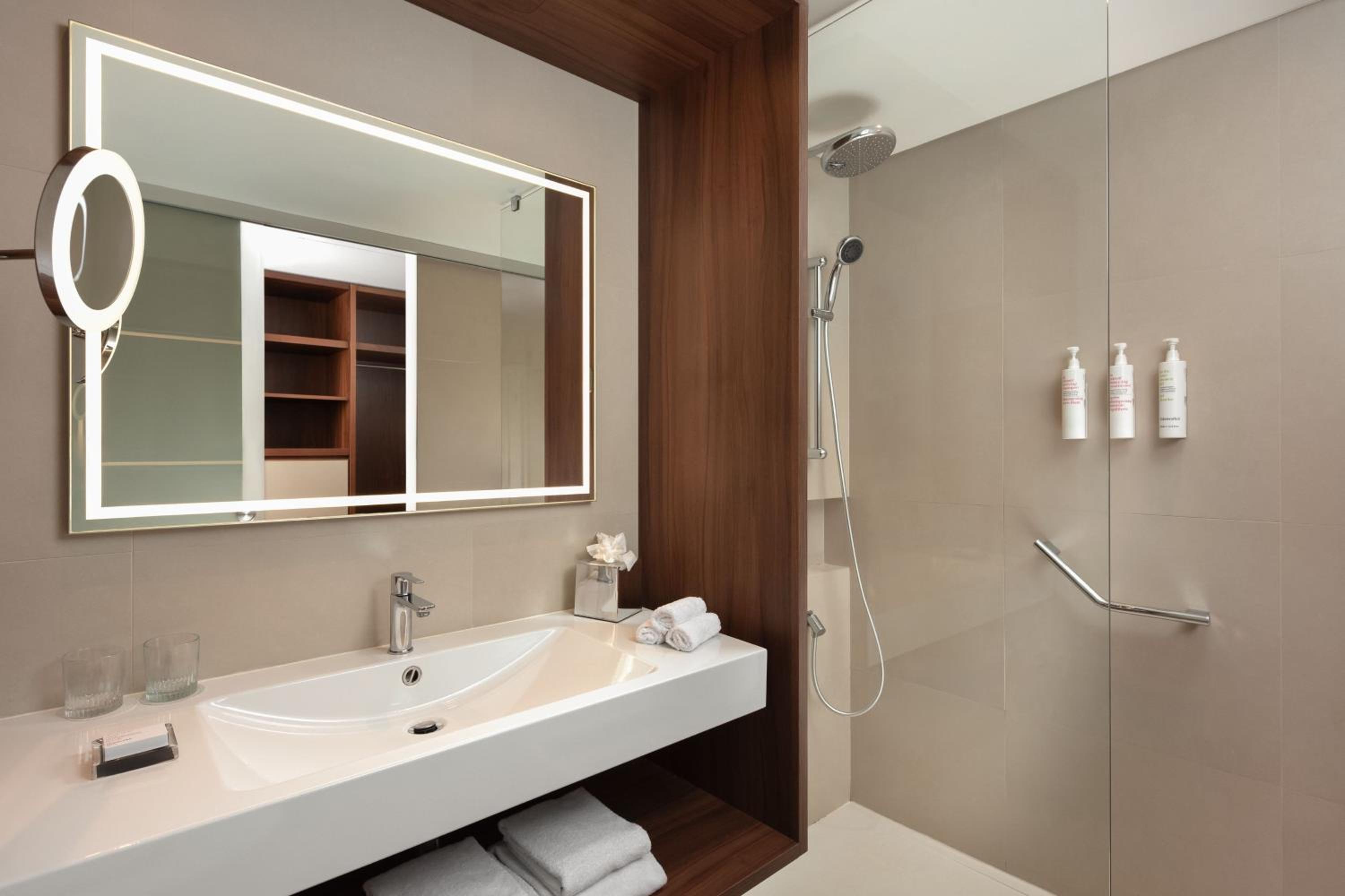 Executive King, Club lounge access, Guest room, 1 King, High floor, Balcony - Photo 4