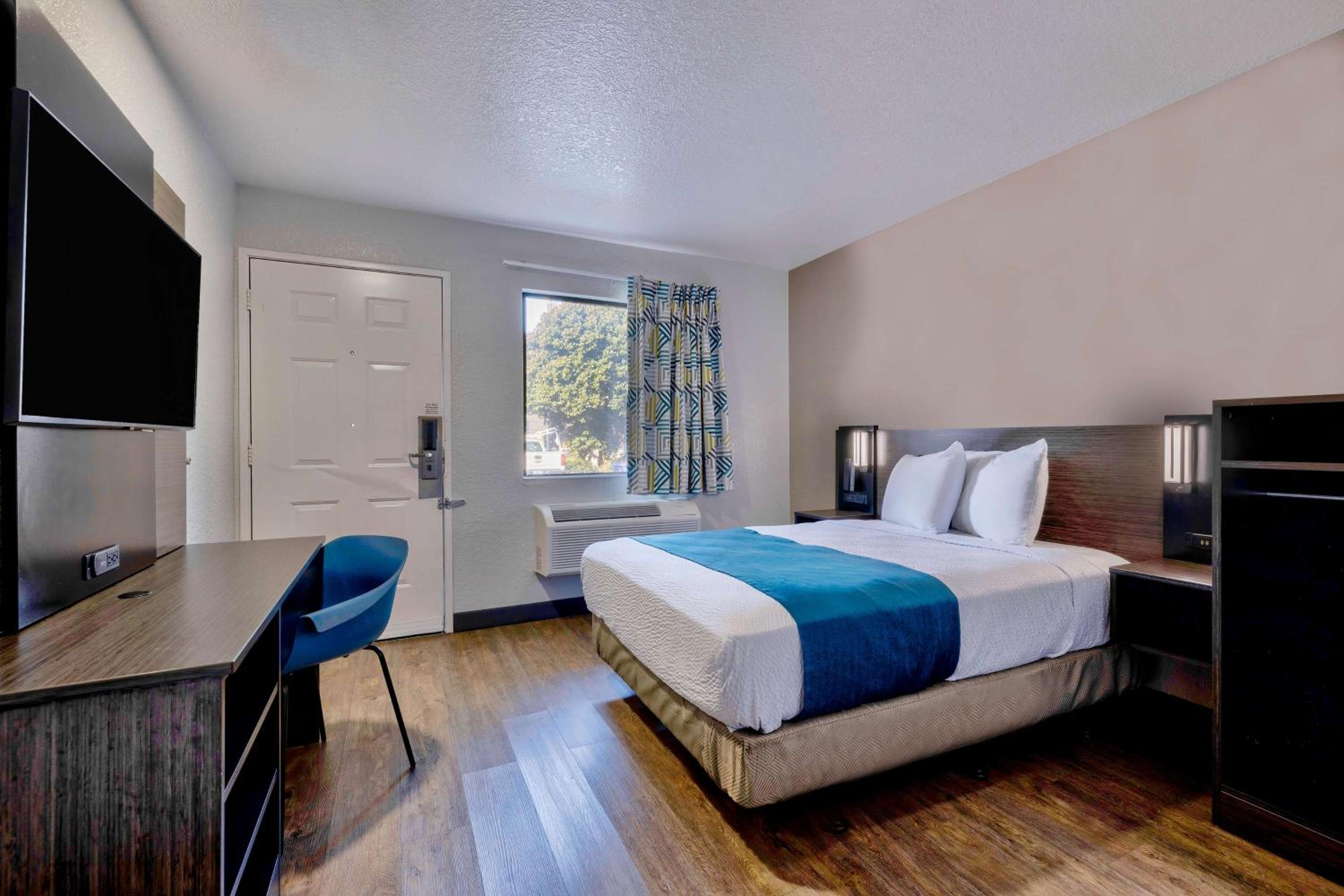 1 Queen Bed | Mini Fridge |Free Parking