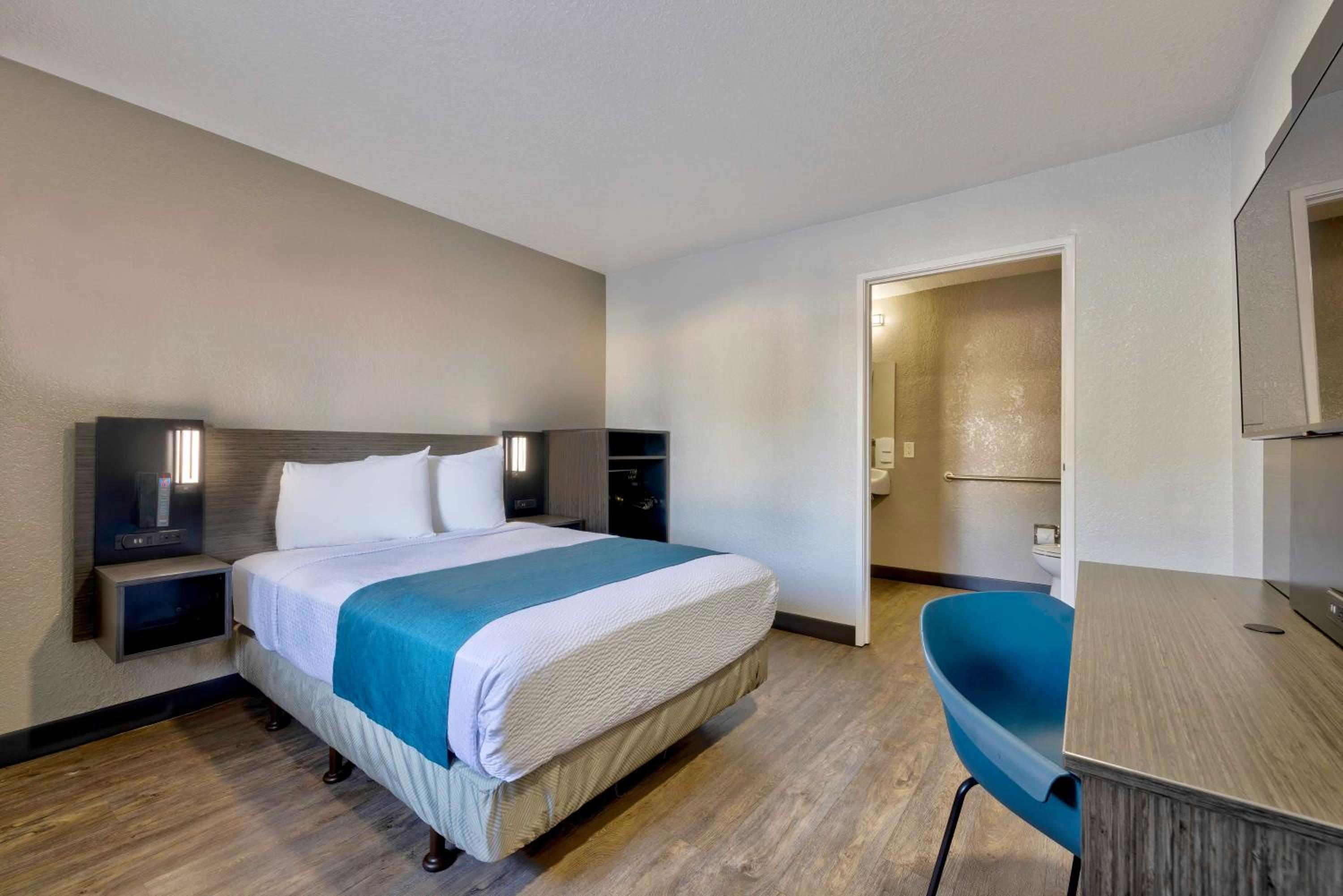 1 Full Bed | ADA/Tub |Free Parking