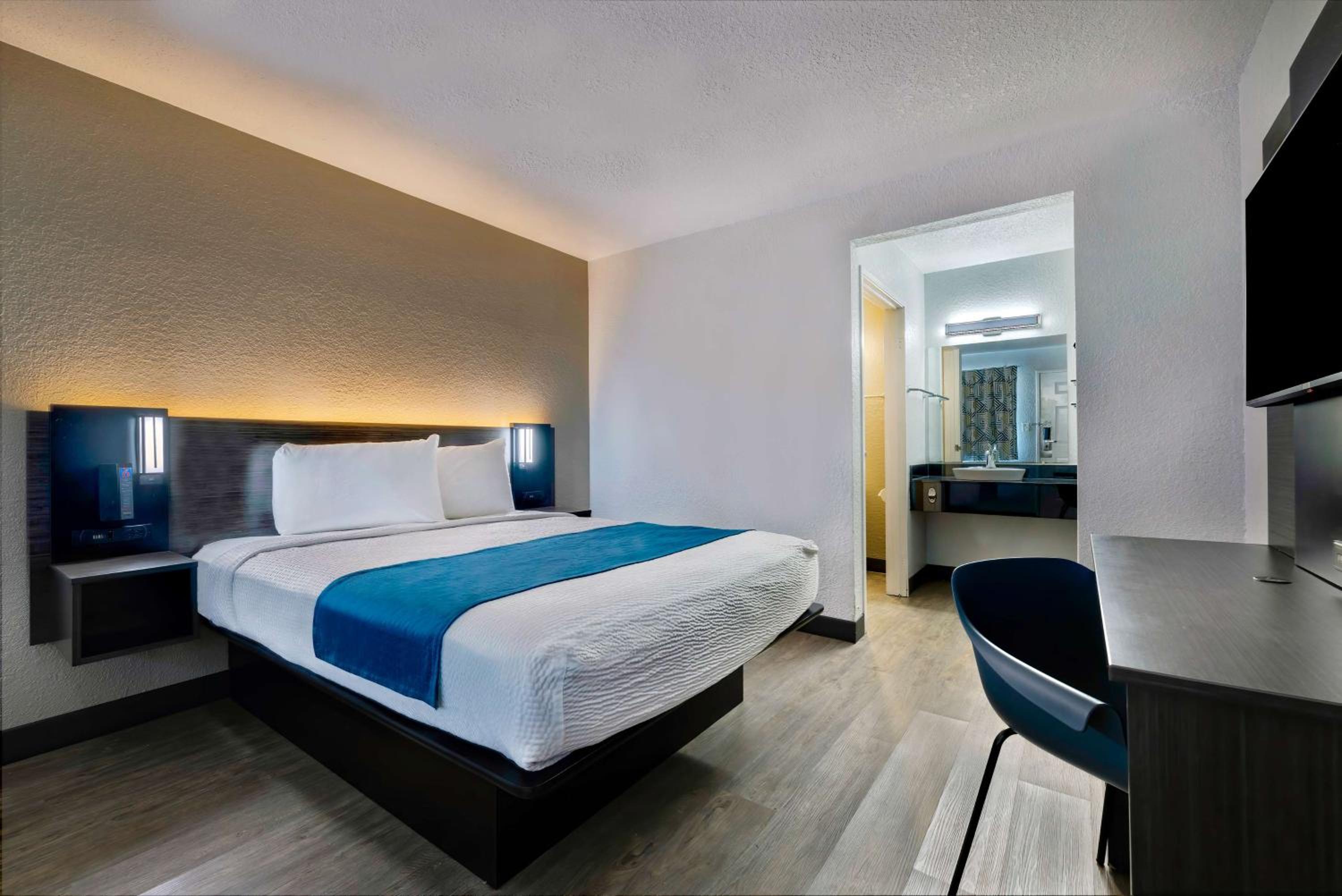 1 Queen Bed |Free Parking photo 3