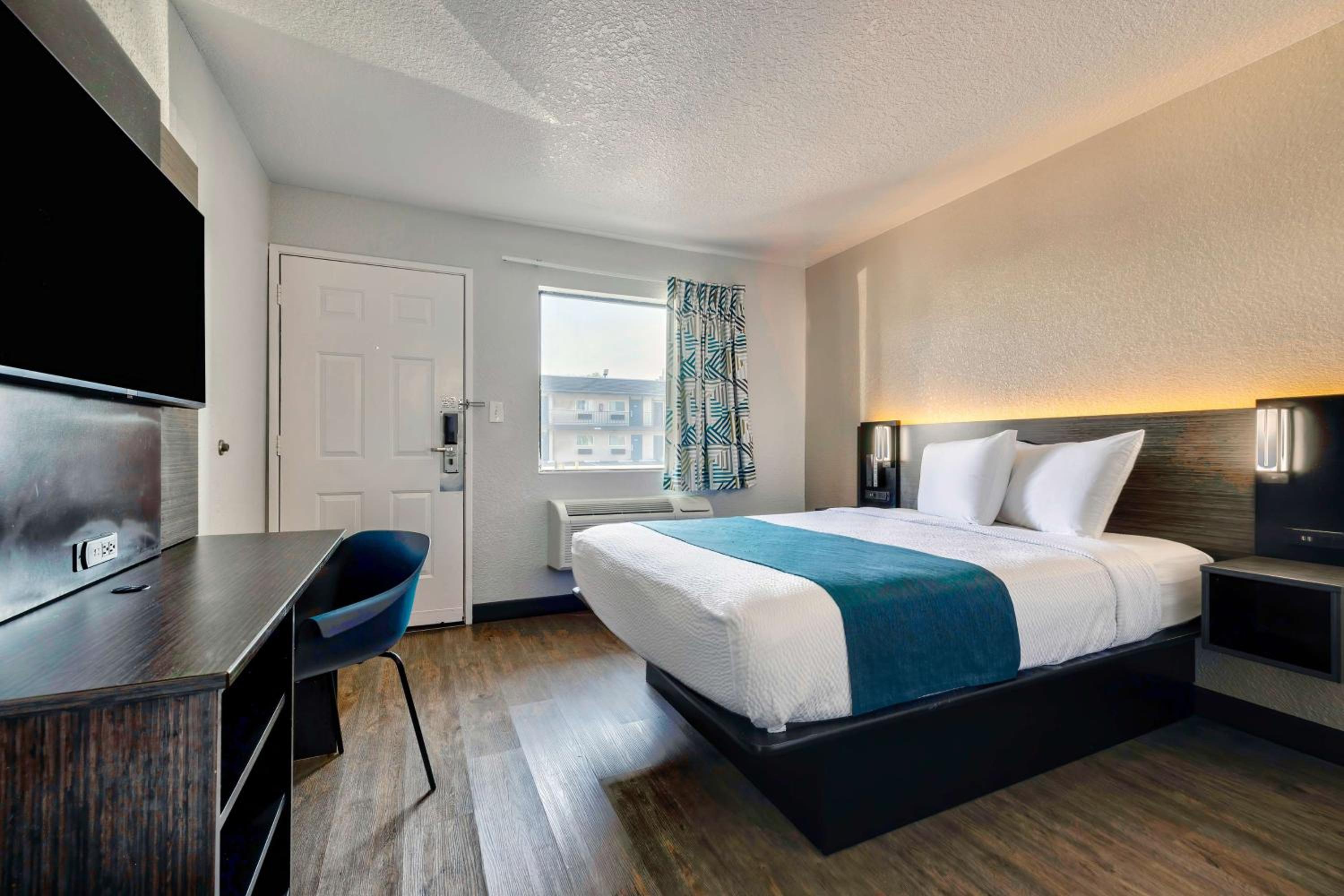 1 Queen Bed |Free Parking photo 2