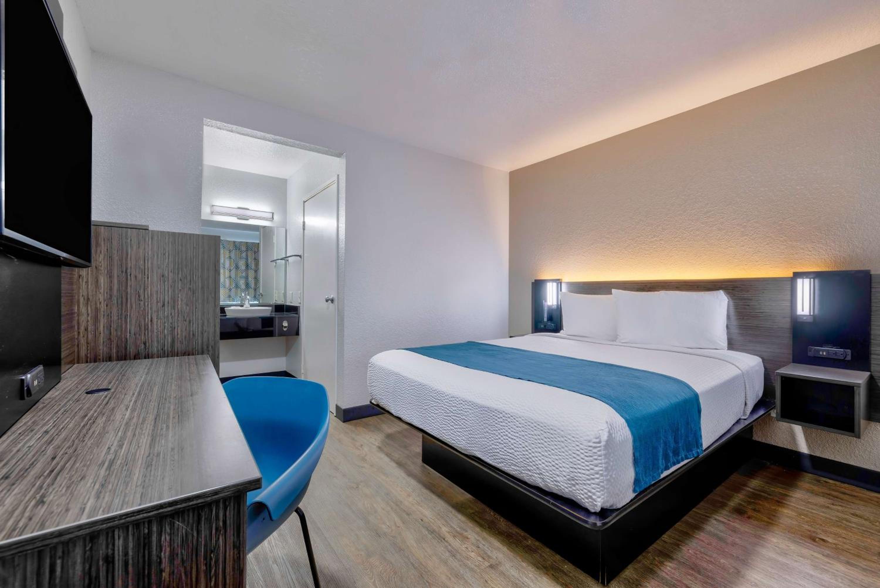 1 Queen Bed |Free Parking