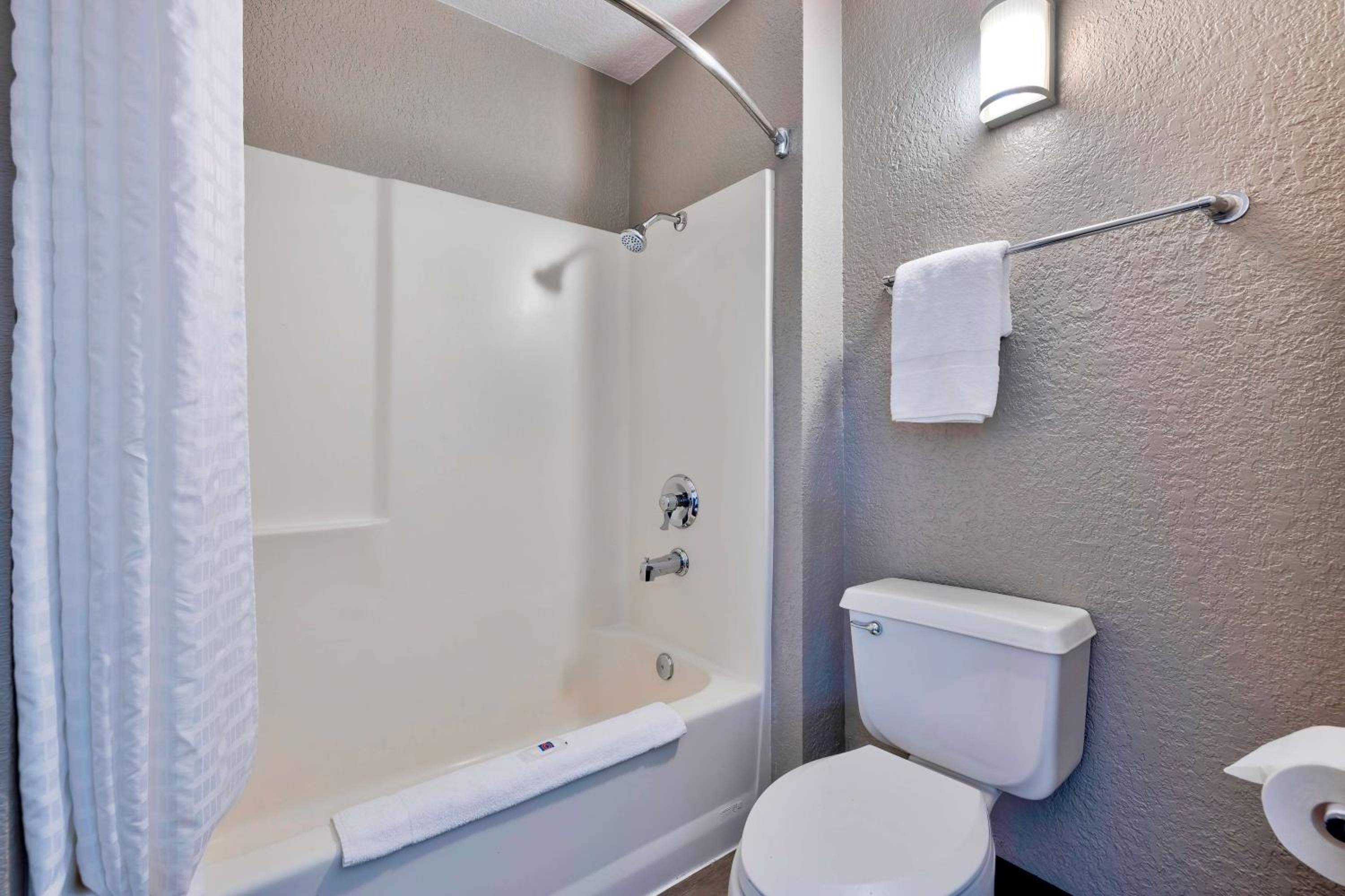 1 Queen Bed | Mini Fridge |Free Parking photo 3