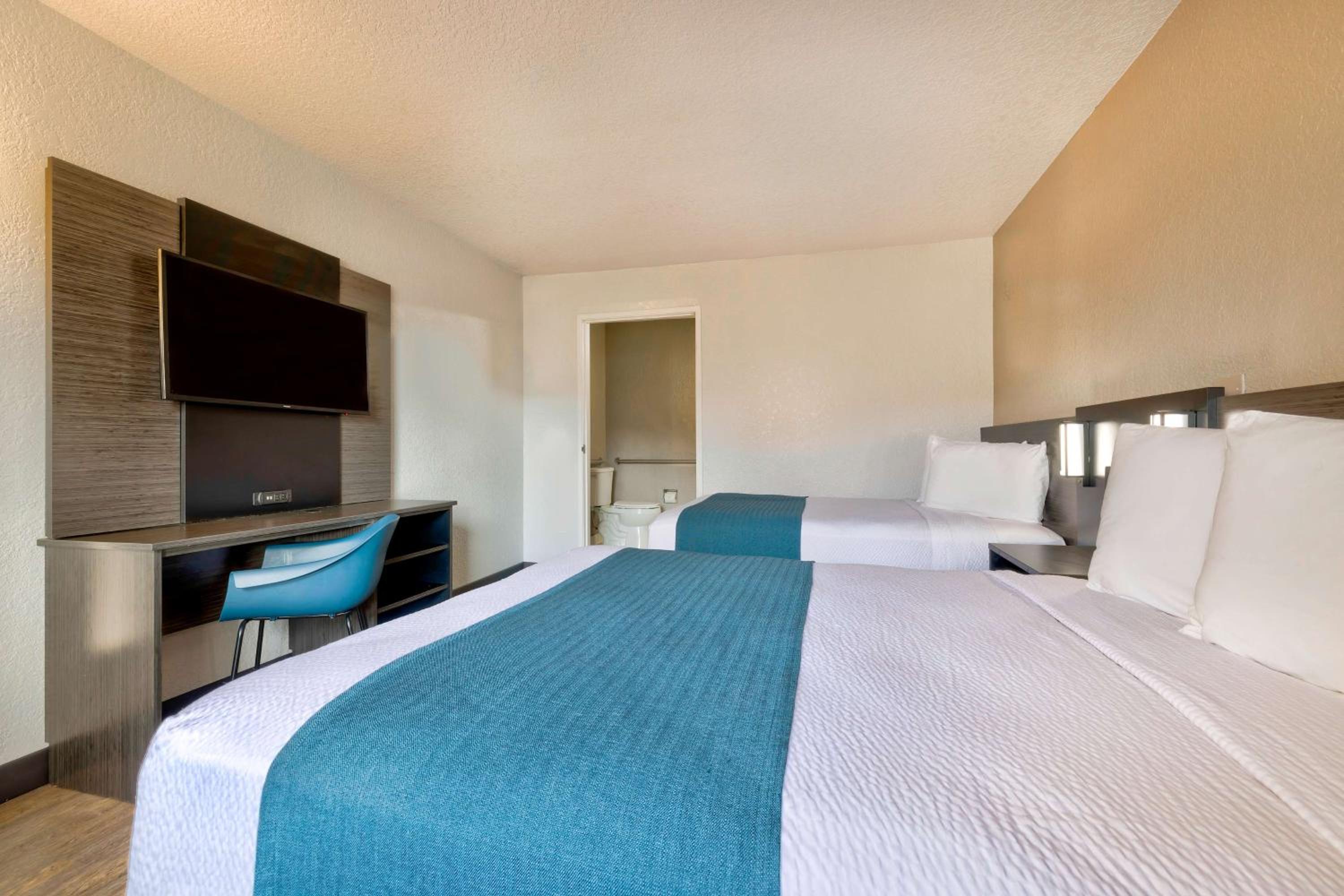 2 Full Beds | ADA/Roll-In Shower |Free Parking