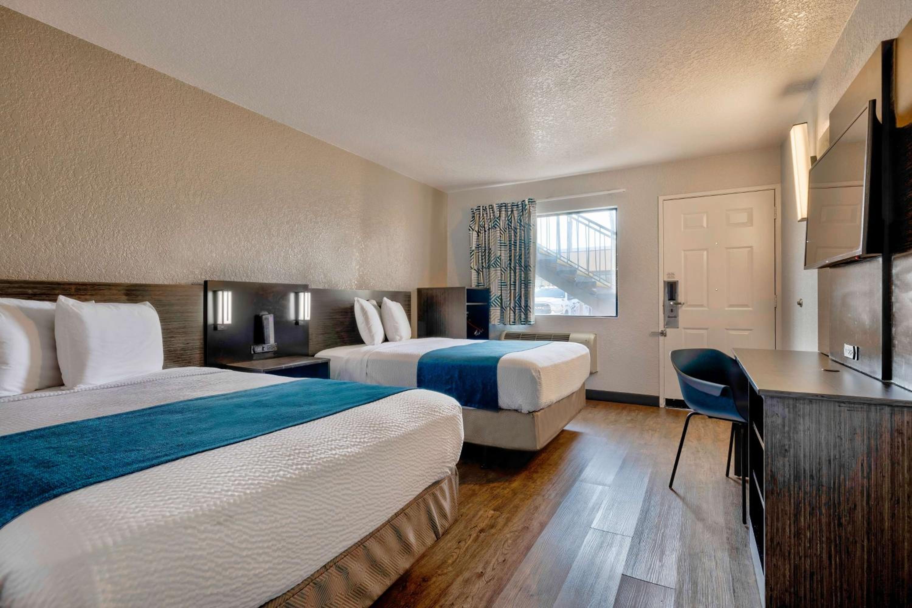 2 Full Beds | Smoking |Free Parking