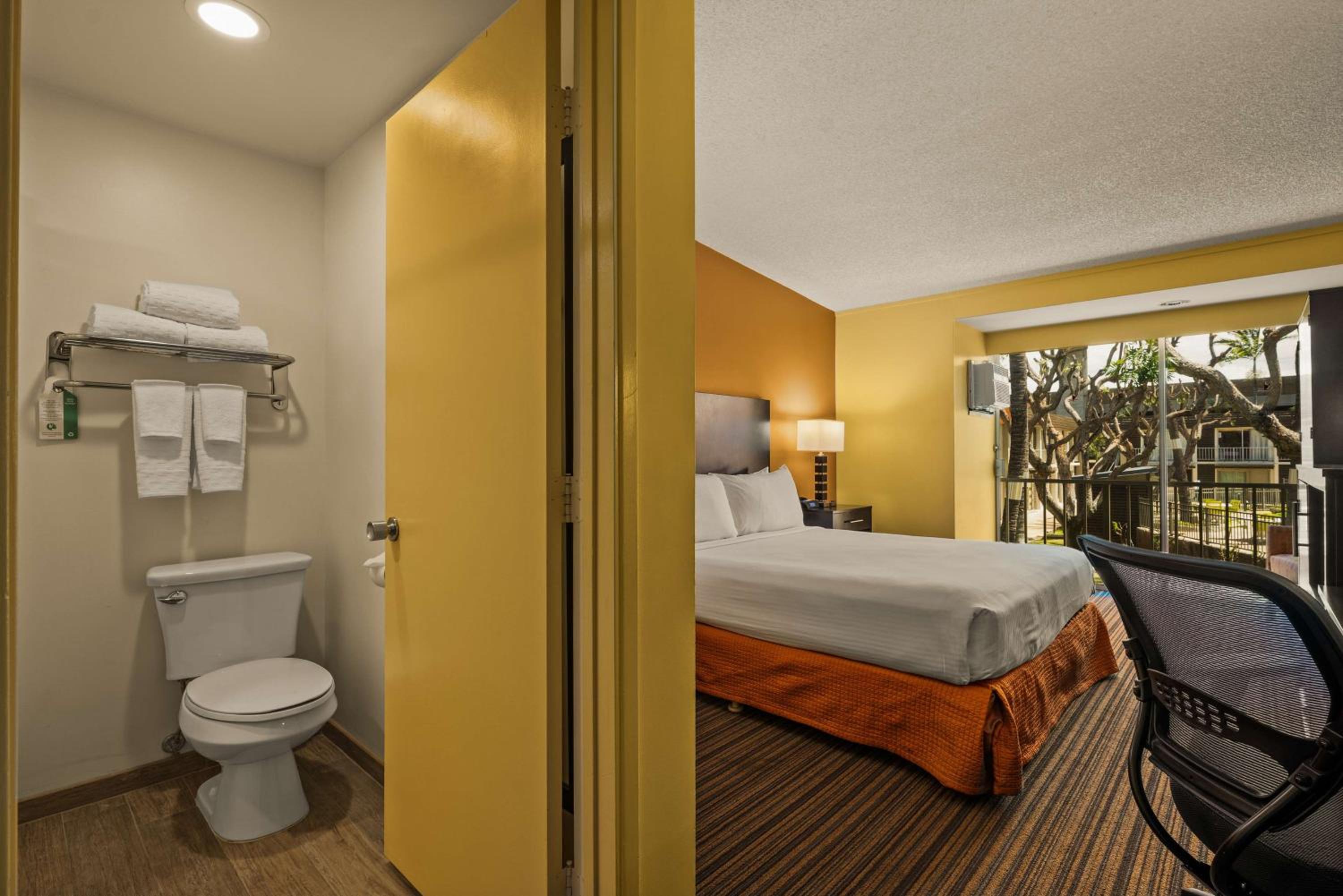 King Room with Courtyard View - Upstairs/Stair Access Only/Non-Smoking - Photo 4
