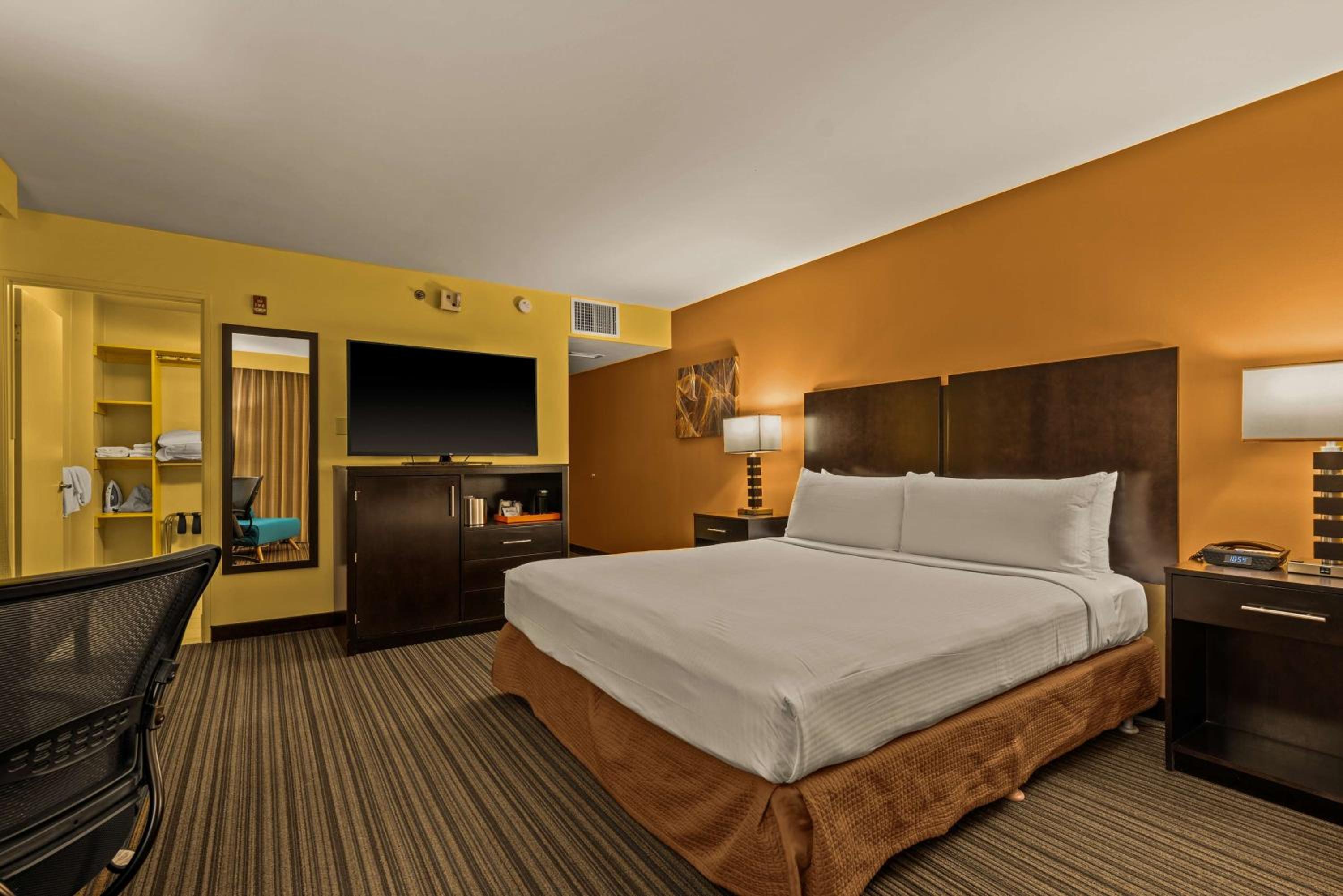 King Room with Roll-in Shower - Disability Access/Non-Smoking - Photo 4