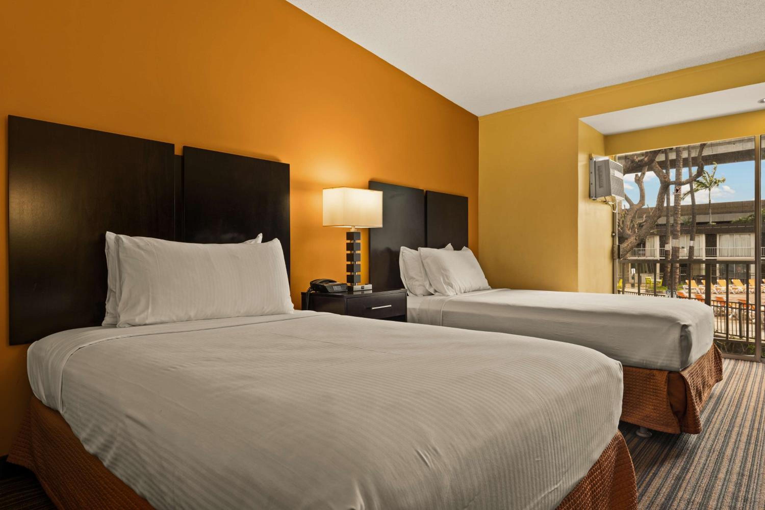 Double Room with Two Double Beds and Courtyard View - Photo 3