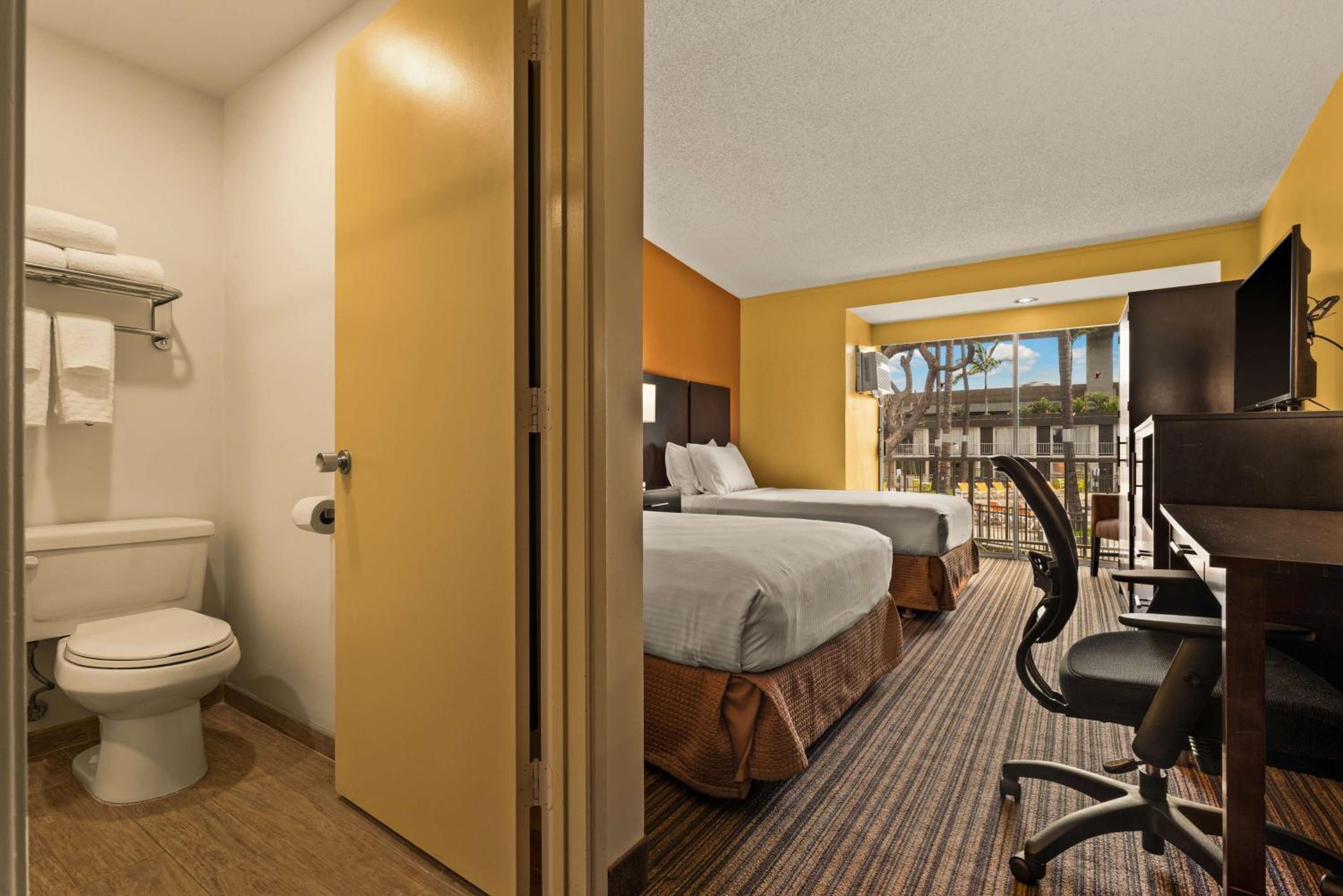 Double Room with Two Double Beds and Courtyard View - Photo 1
