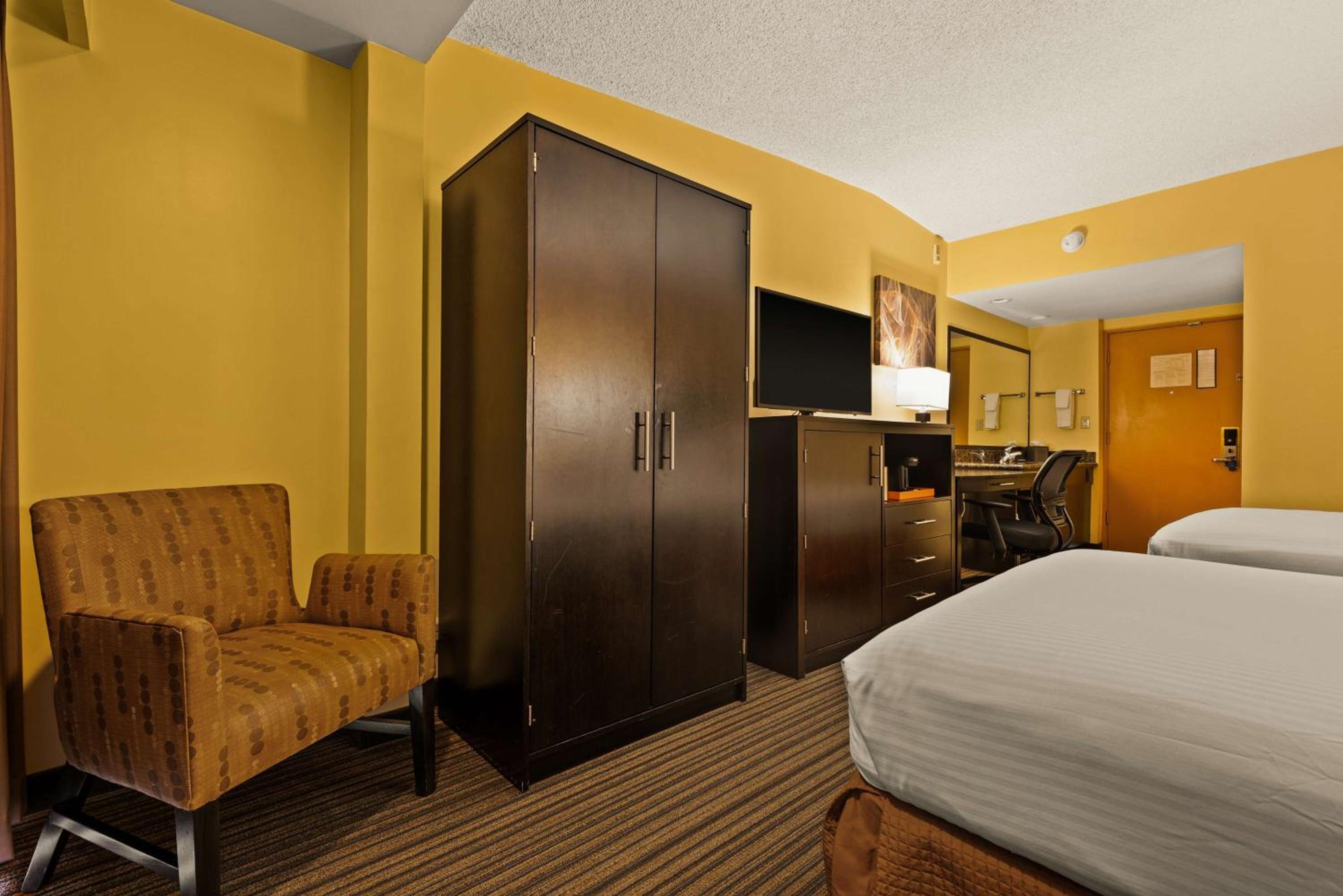 Double Room with Two Double Beds and Courtyard View - Photo 2