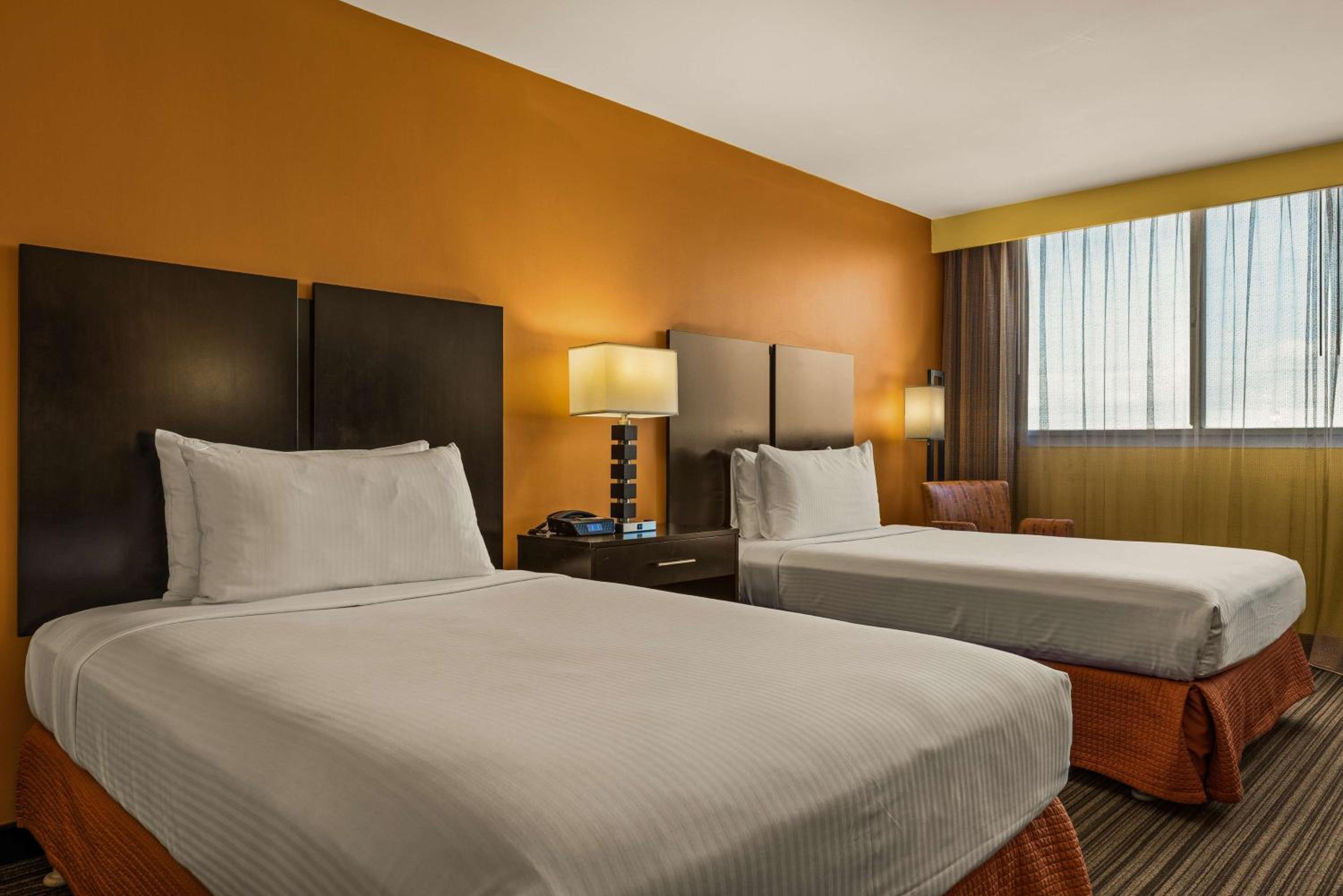 Double Room with Two Double Beds and City View - Upper Floor/Non-Smoking - Photo 2