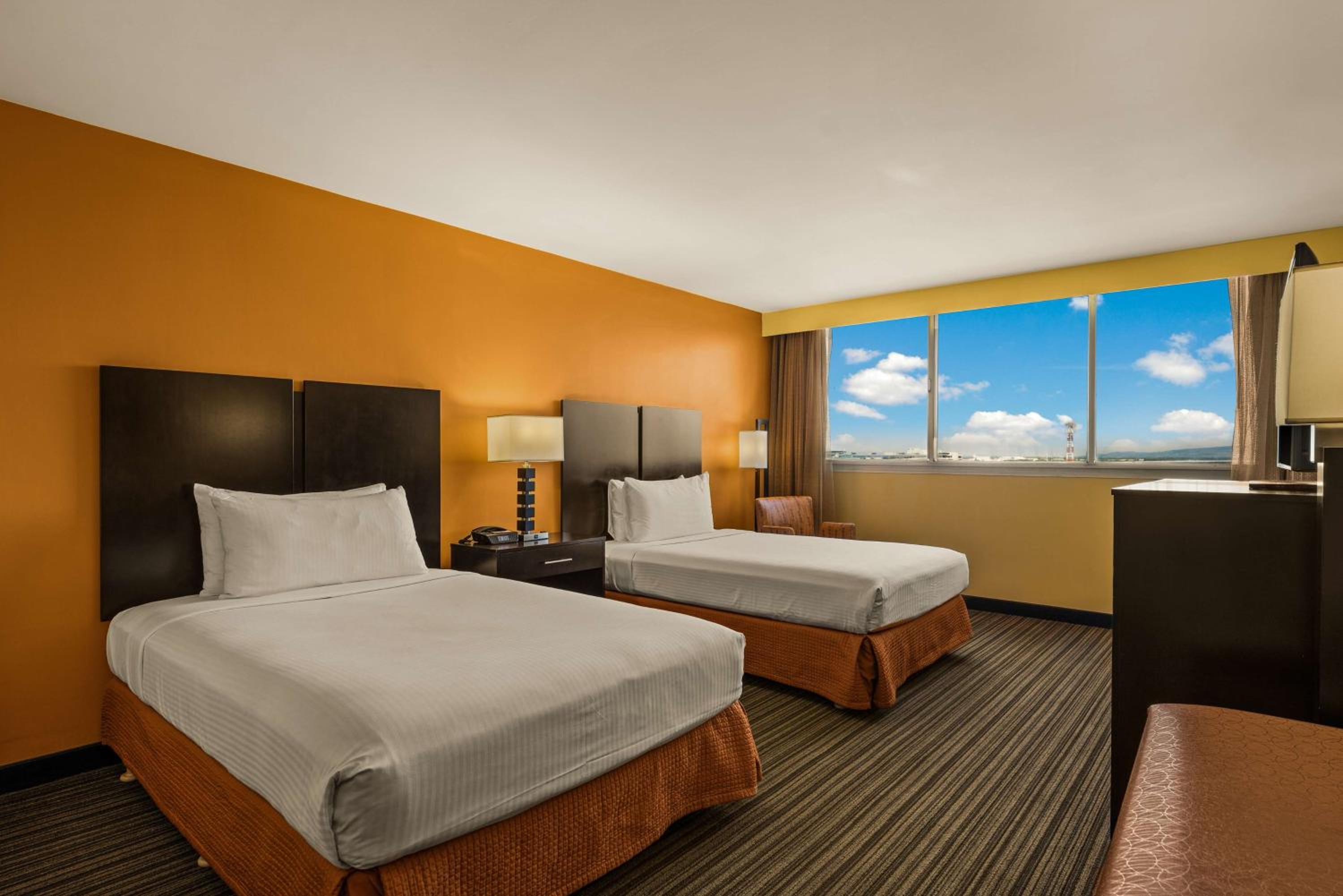 Double Room with Two Double Beds and City View - Upper Floor/Non-Smoking - Photo 1