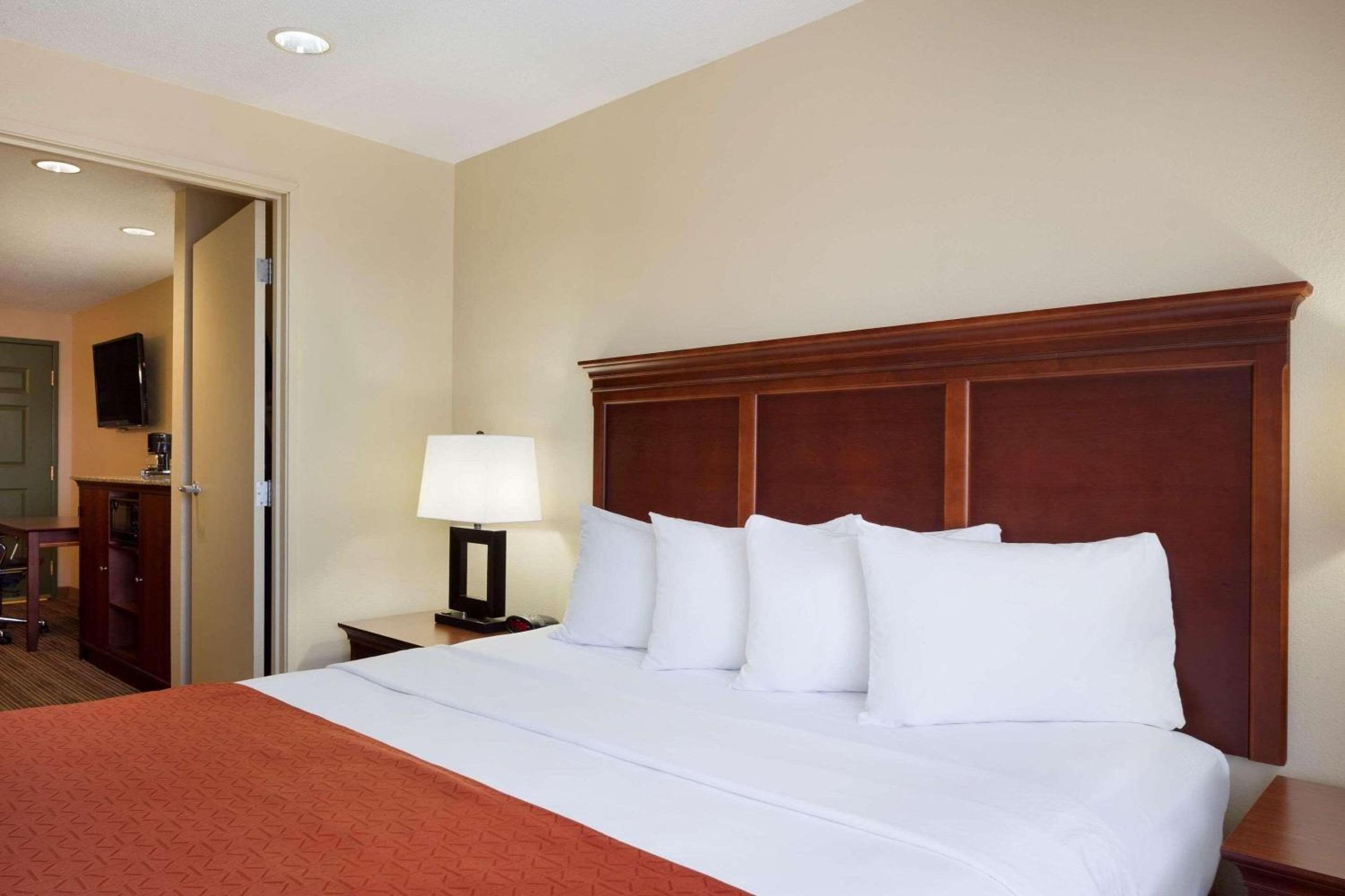 King Room - Non-Smoking - Photo 2