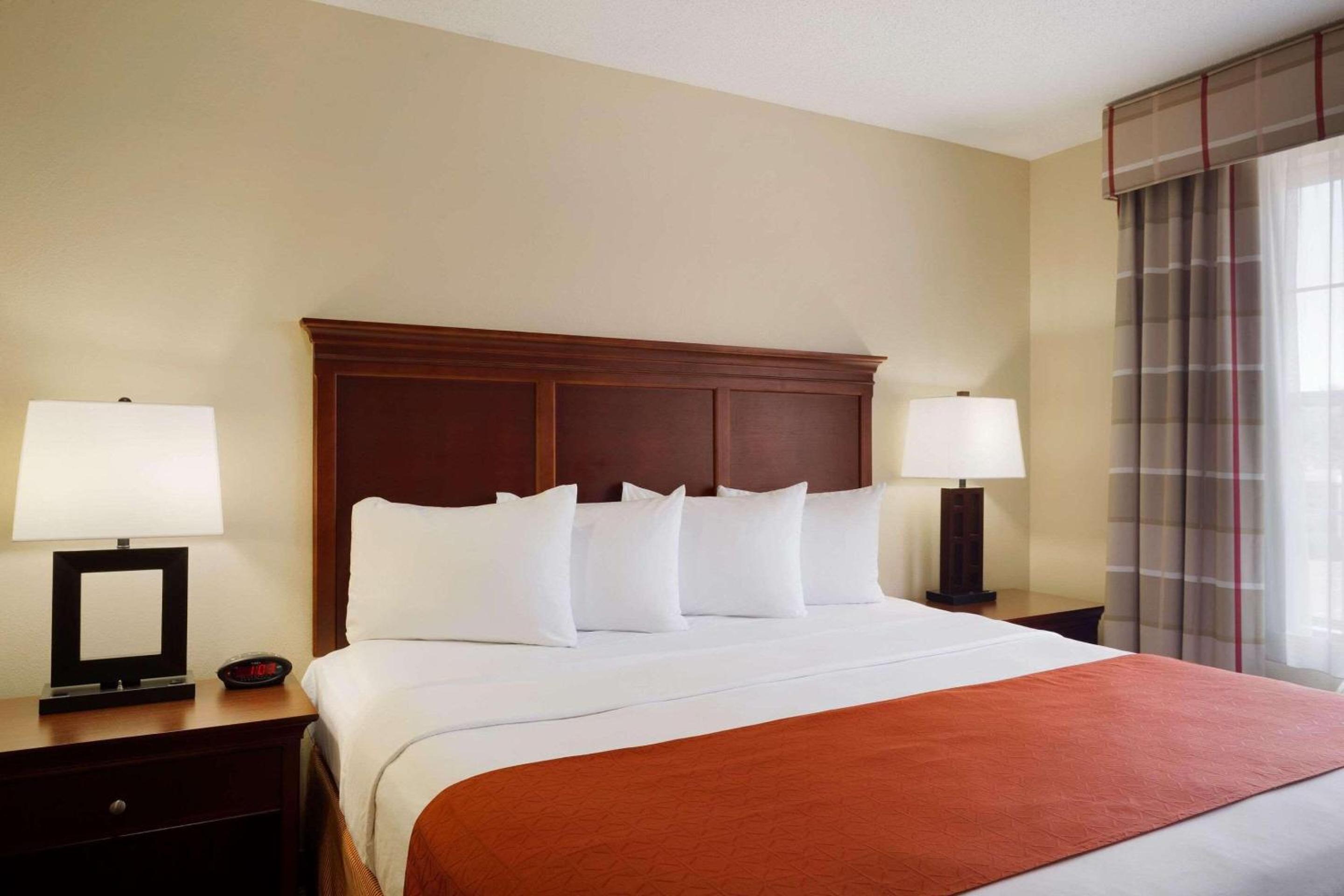 King Room - Non-Smoking - Photo 3