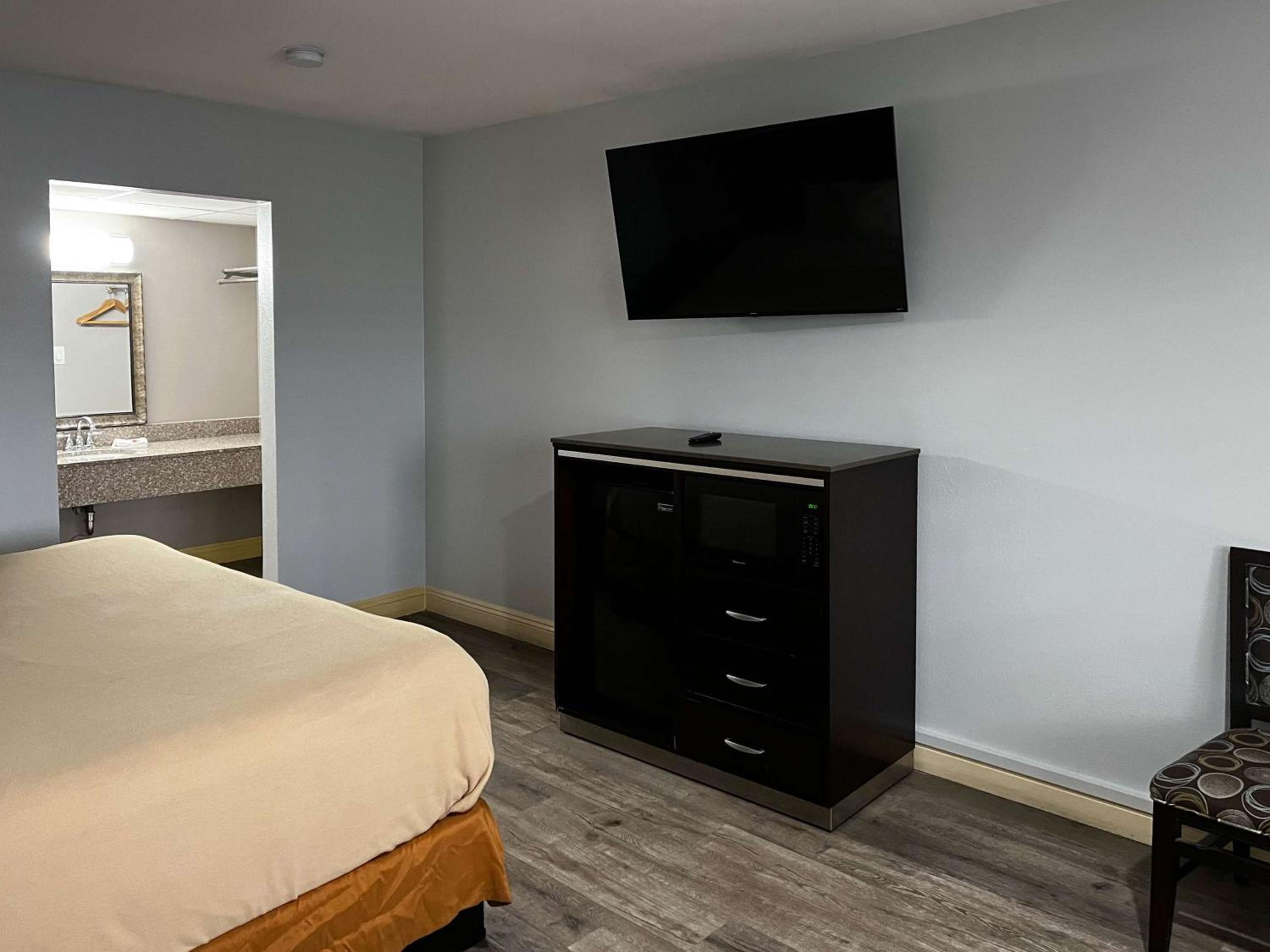 Deluxe King Room - Non-Smoking photo 2