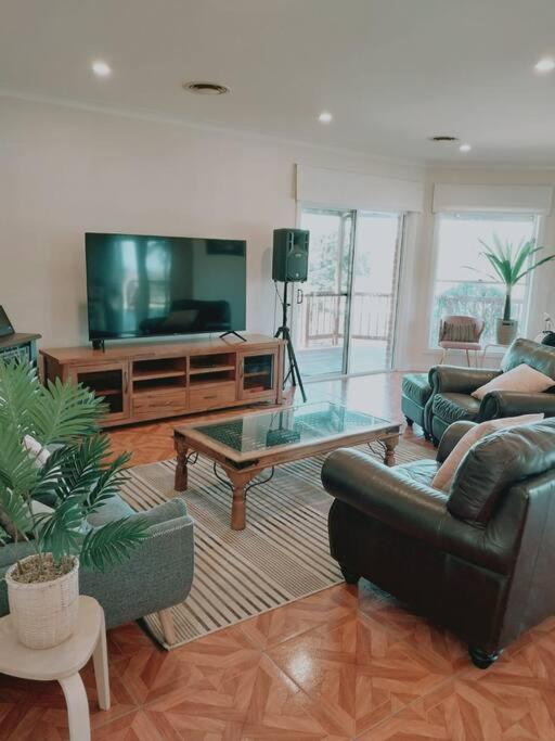Five-Bedroom House photo 1