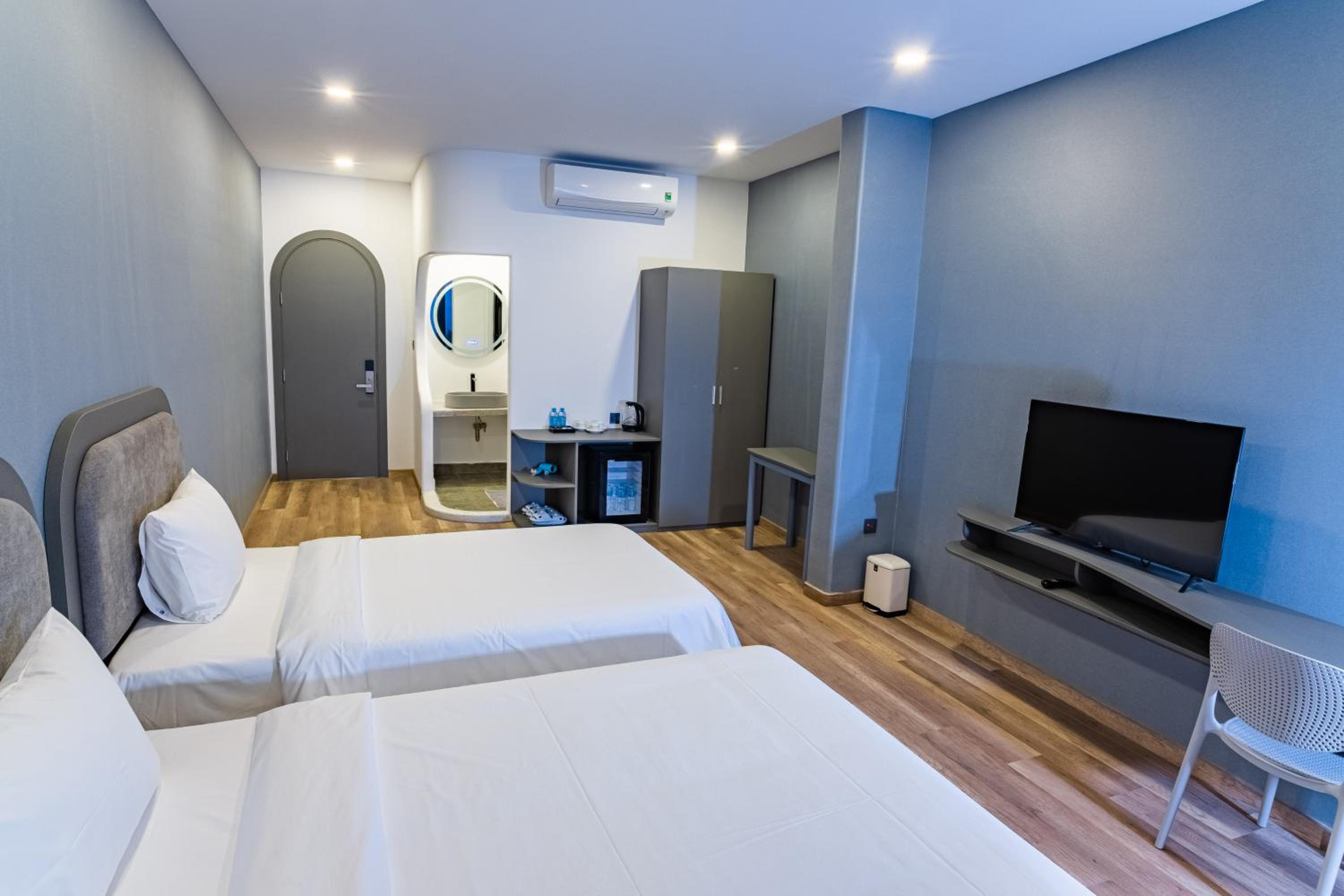 Deluxe Triple Room with Sea View - Photo 12