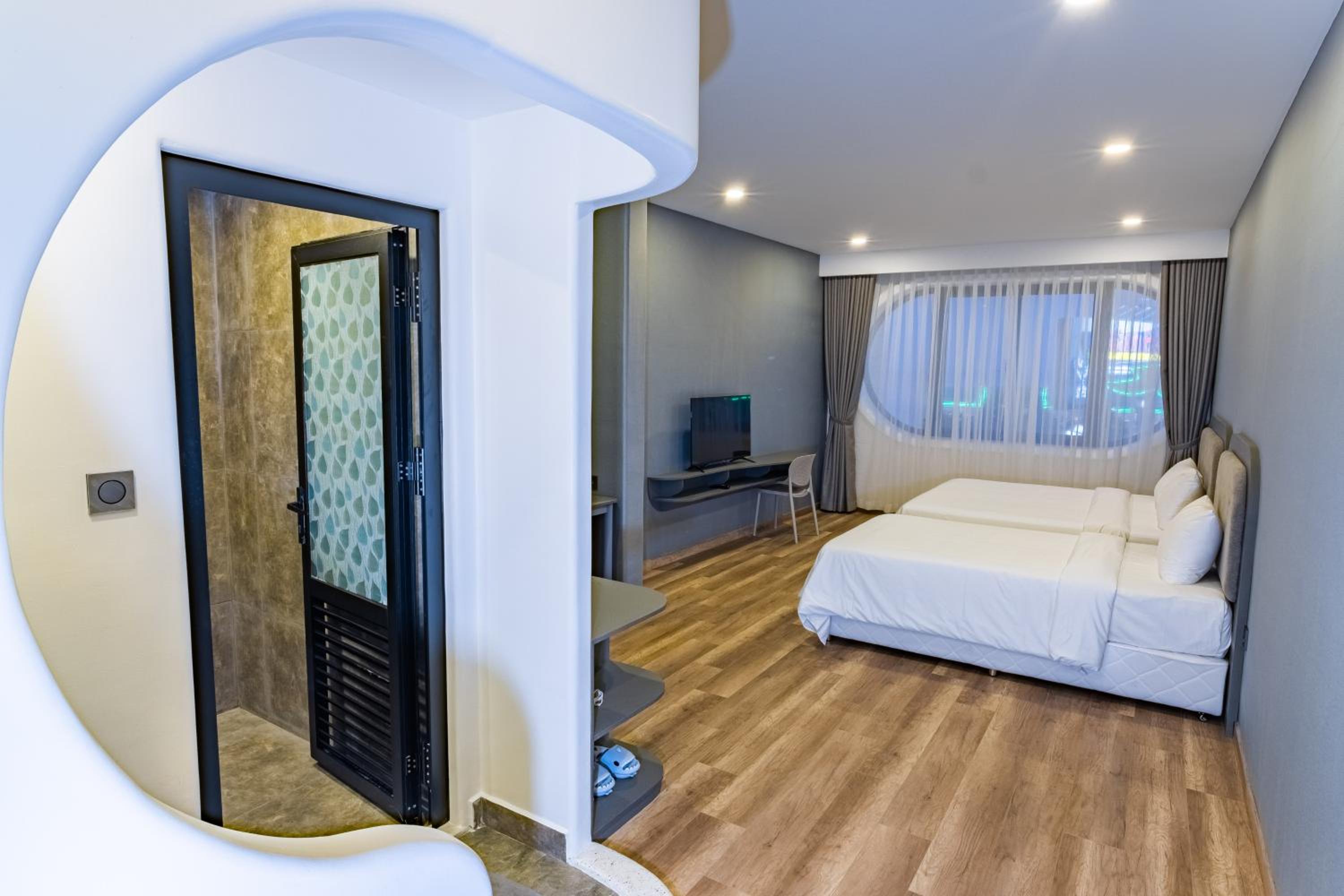 Deluxe Triple Room with Sea View - Photo 14
