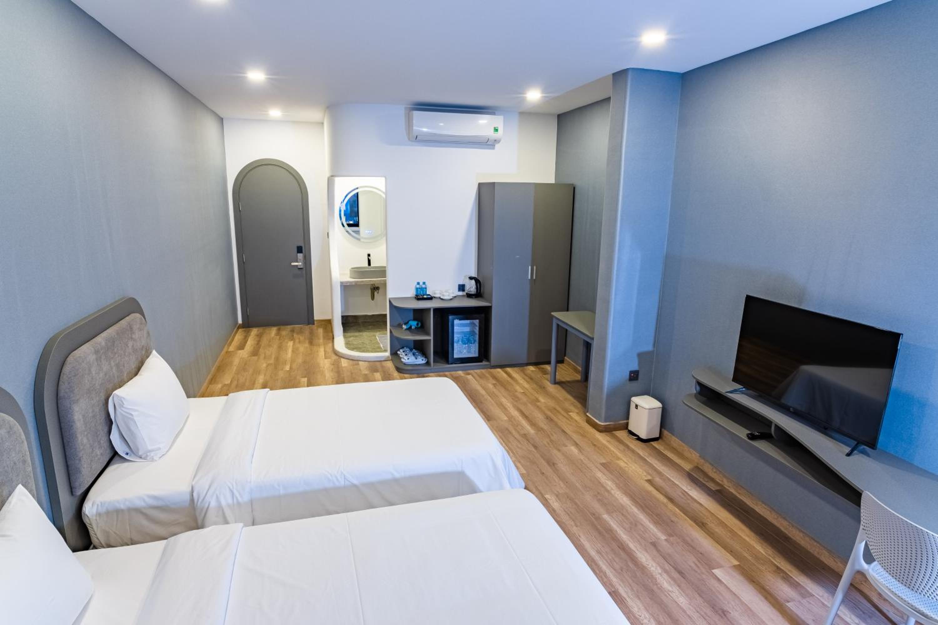 Deluxe Triple Room with Sea View - Photo 3