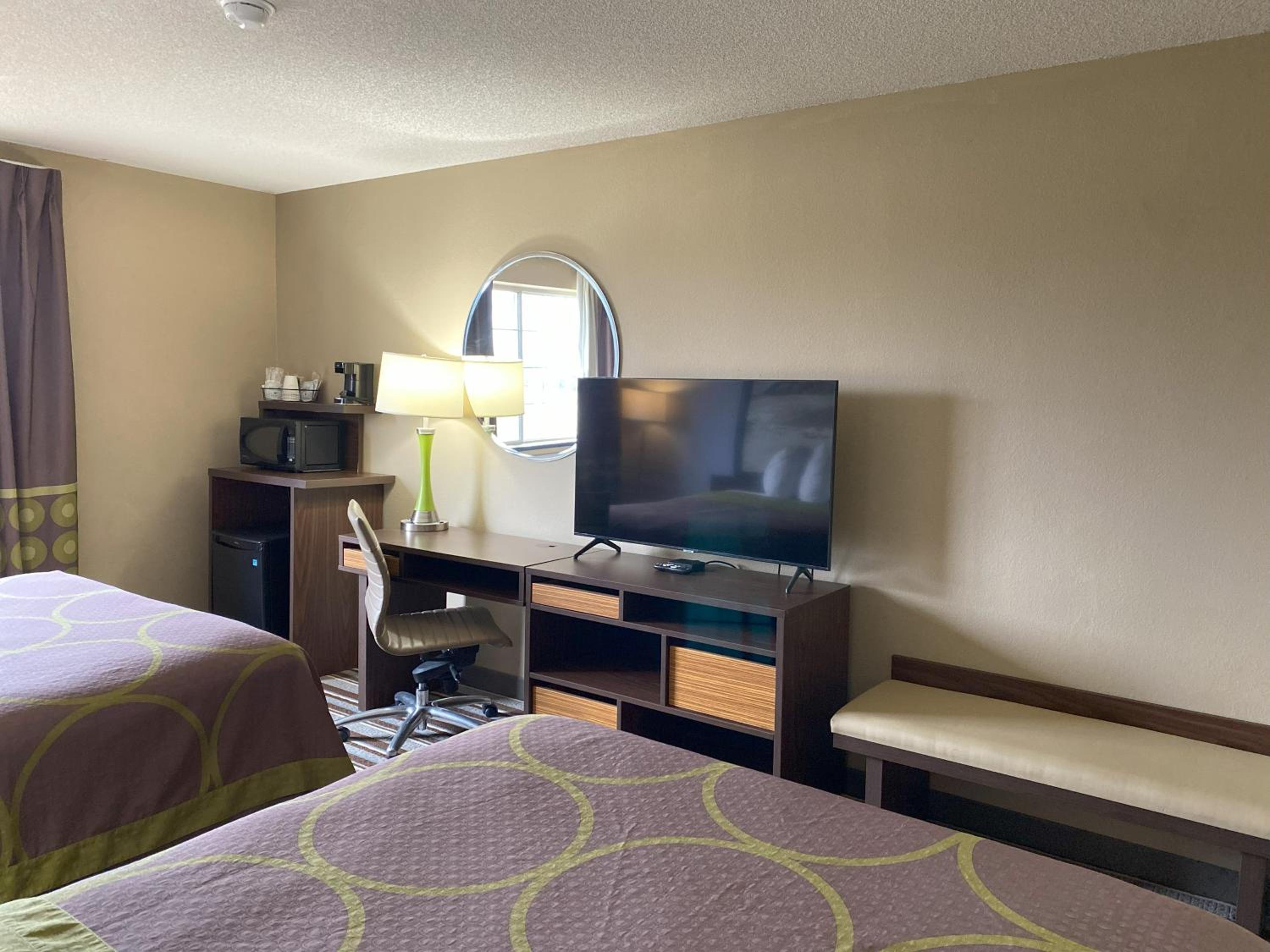 Queen Room with Two Queen Beds - Non-Smoking - Photo 5