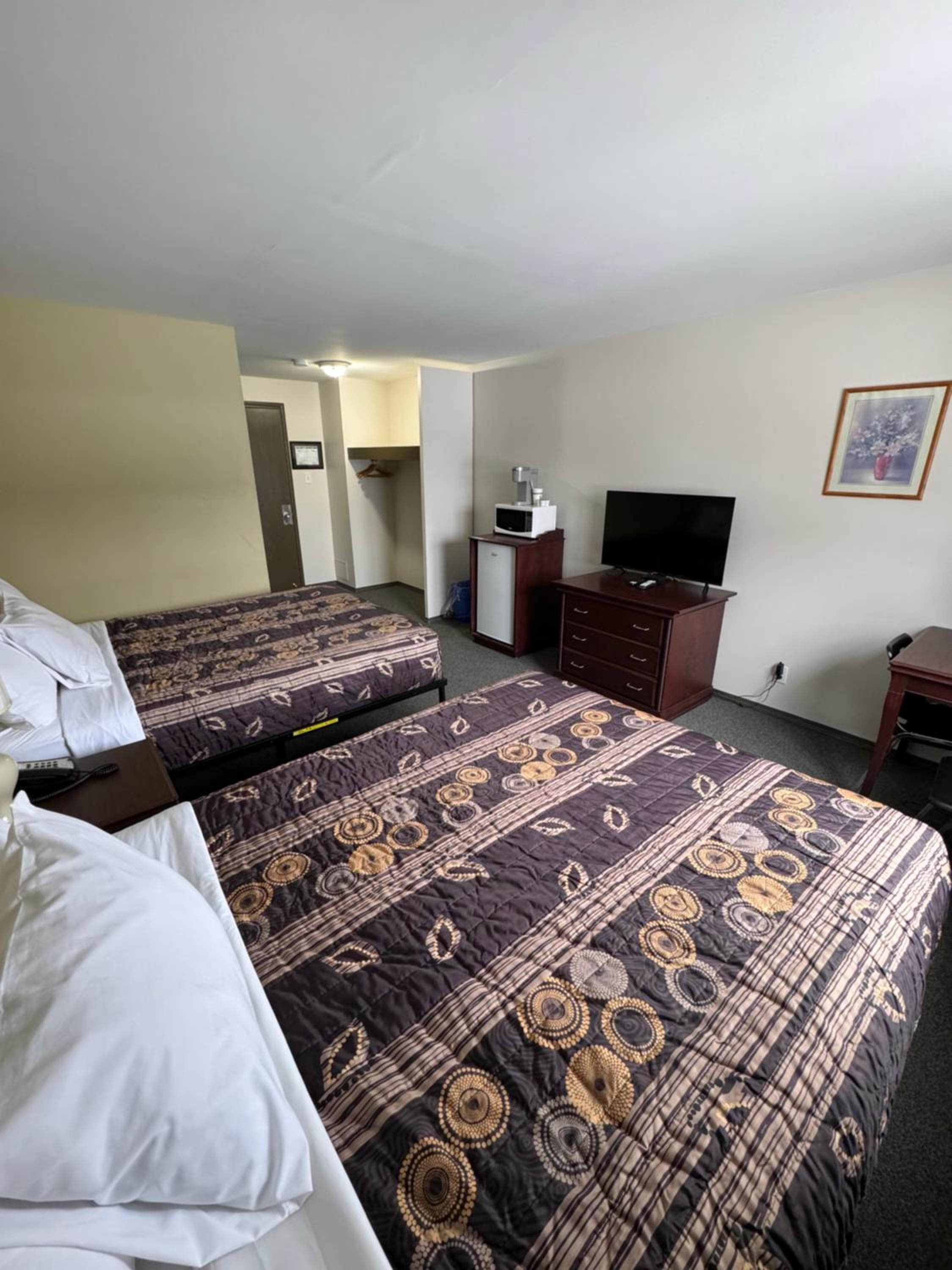 Standard Queen Room with Two Queen Beds photo 1