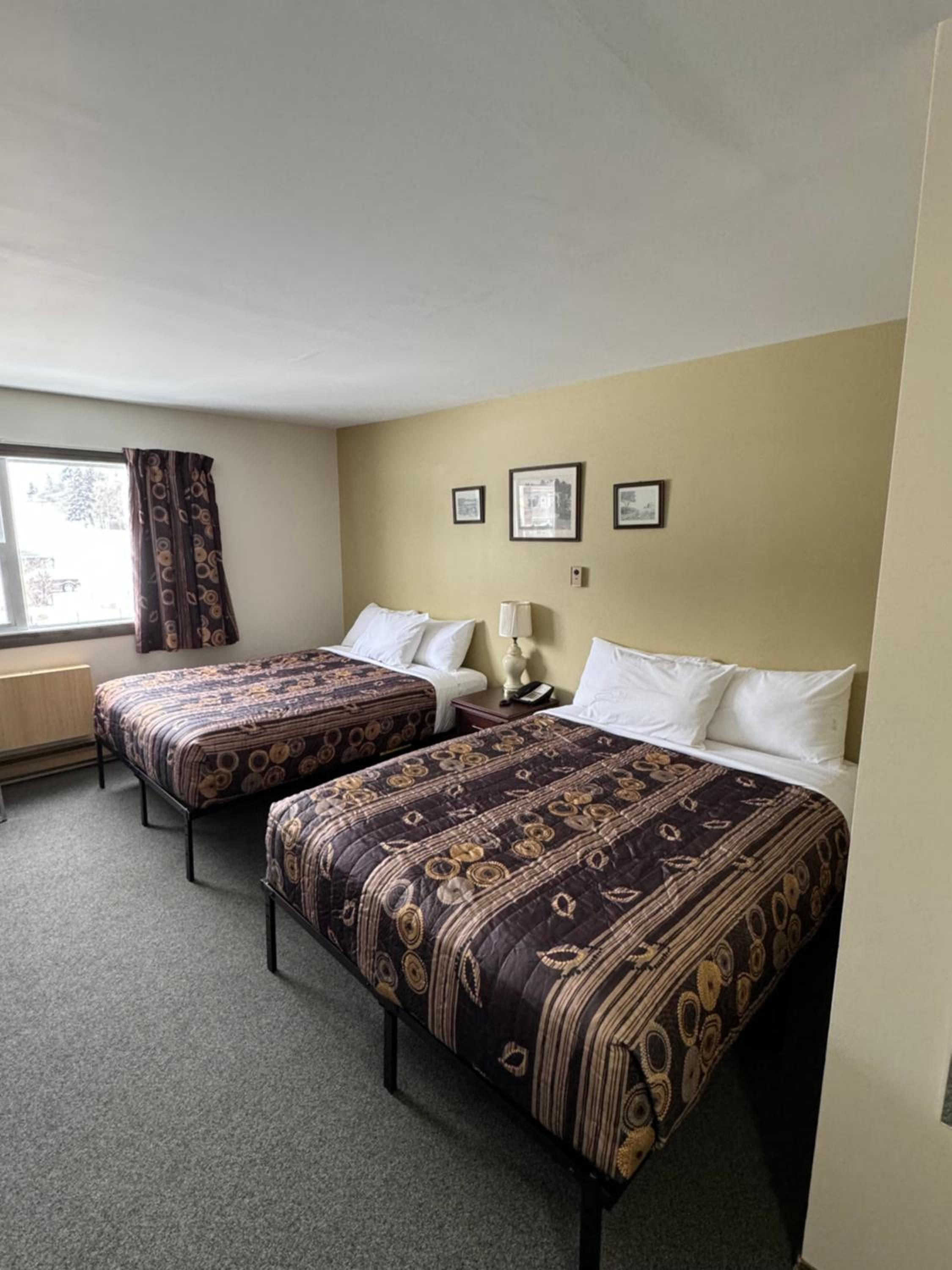 Standard Queen Room with Two Queen Beds photo 2