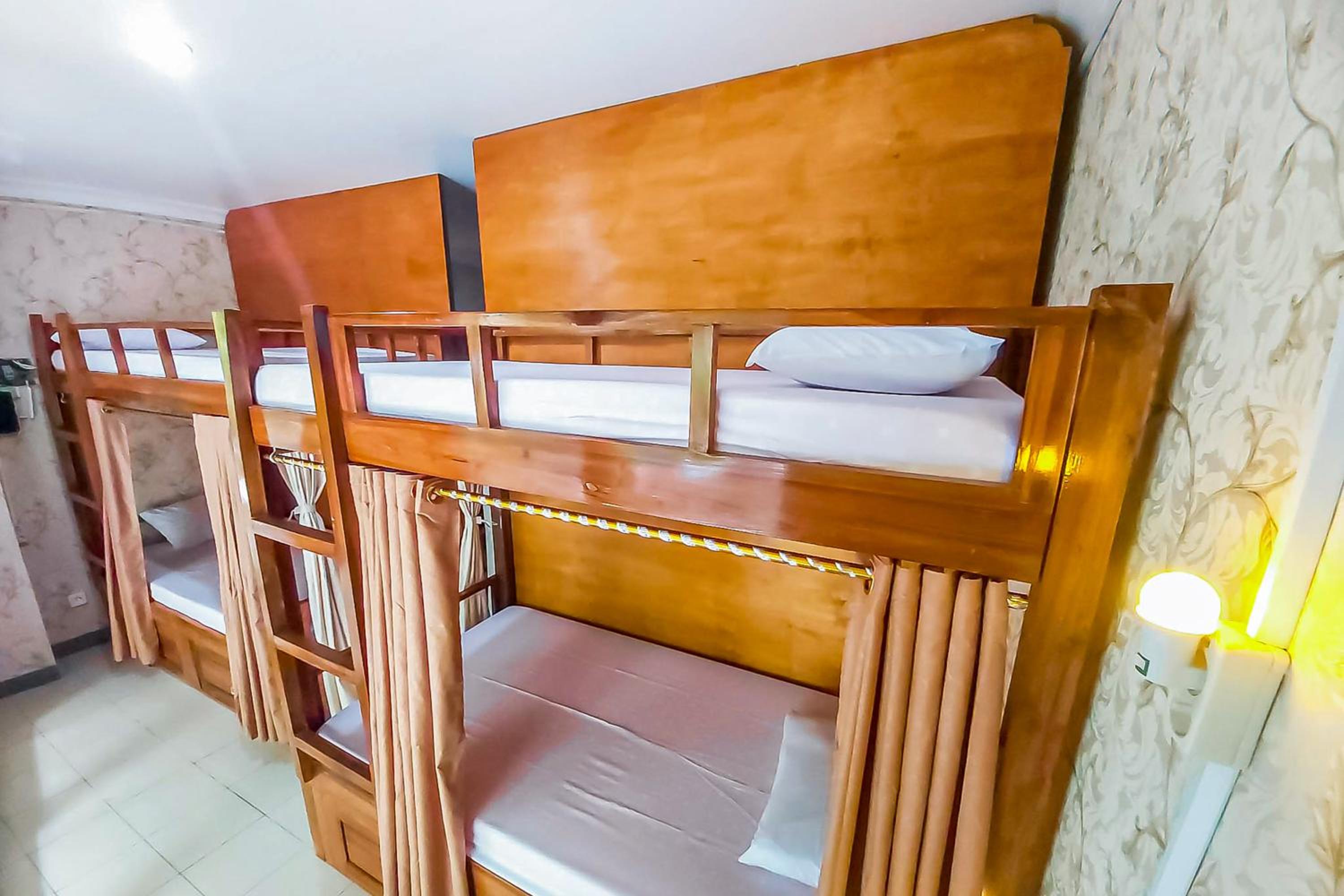 Single Bed in Mixed Dormitory Room