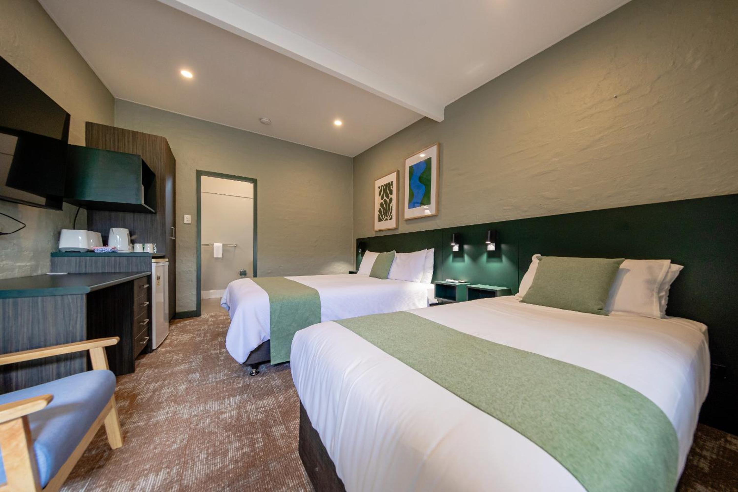 Deluxe Room with Queen and King Single thumbnail 5