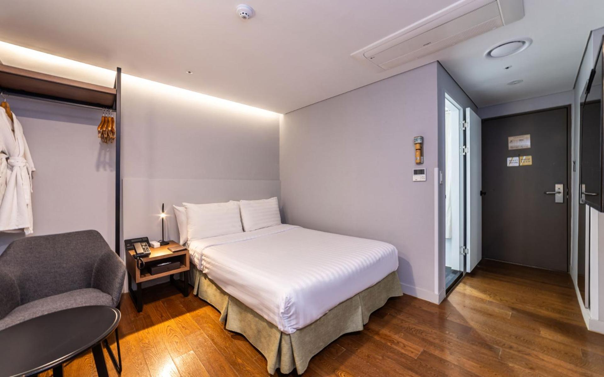 Economy Double Room -  No Window - Photo 3