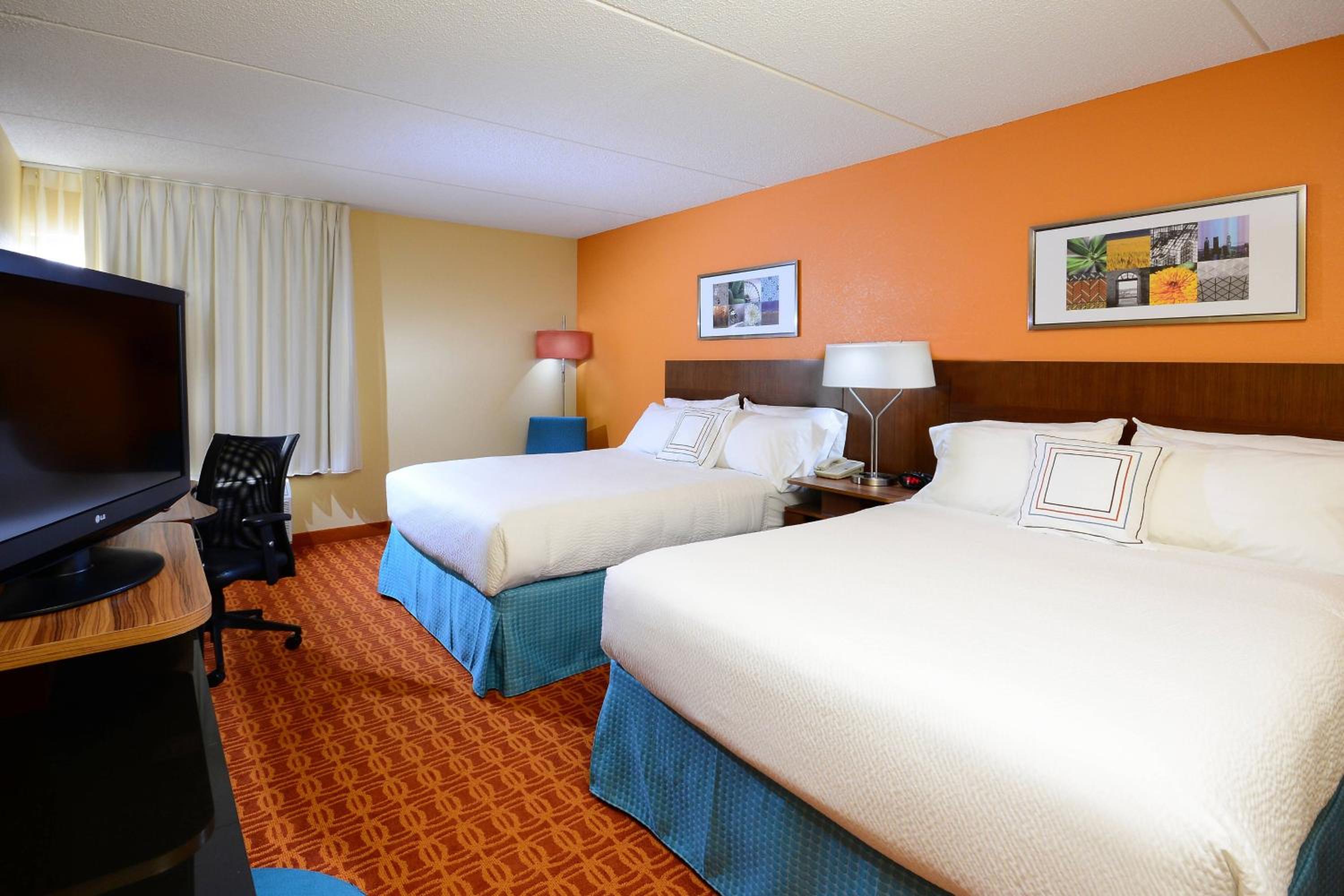Queen Room with Two Queen Beds - Photo 2