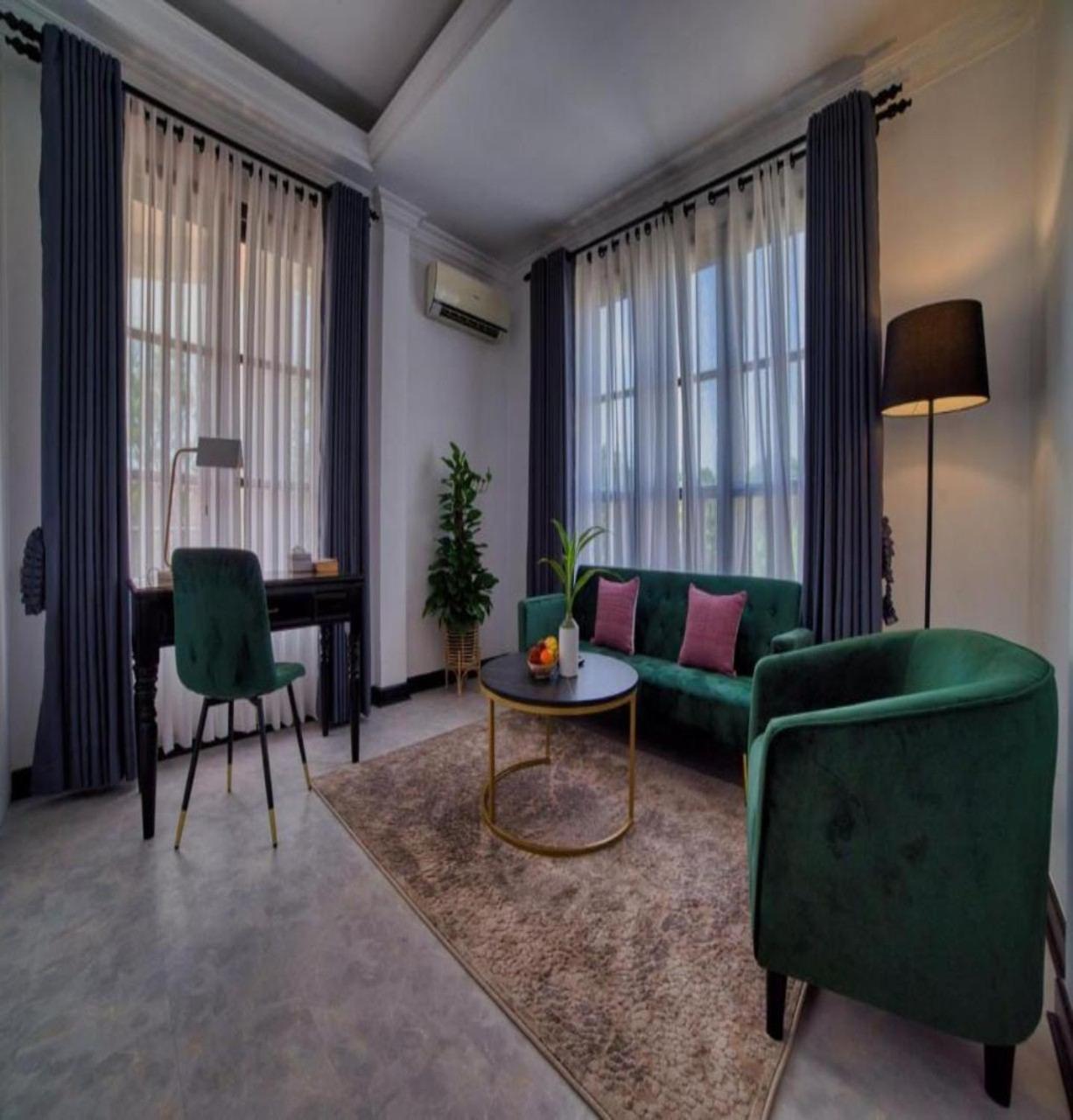 Suite - Photo 1