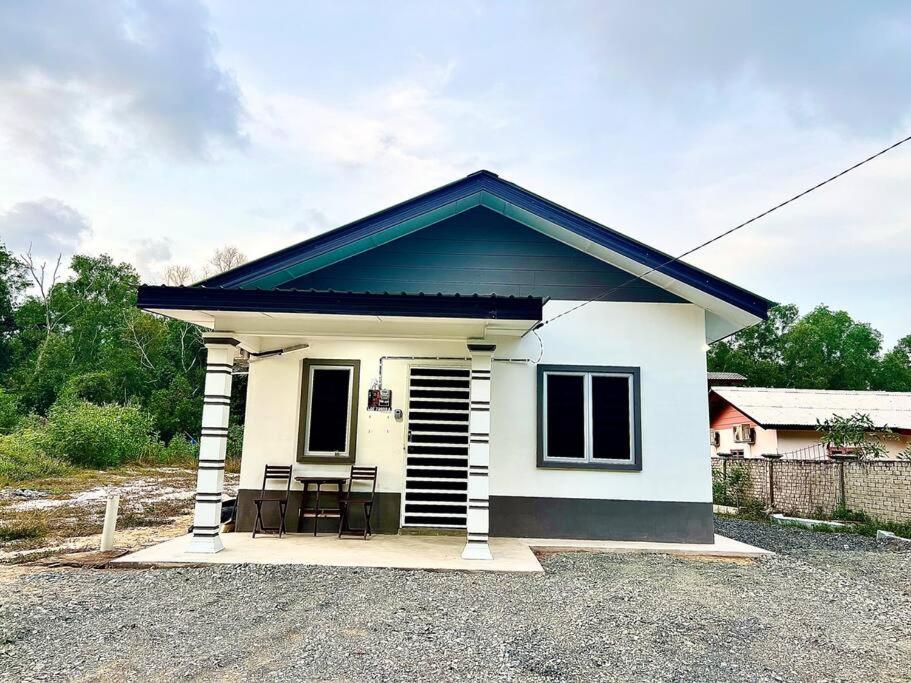 Three-Bedroom House photo 3