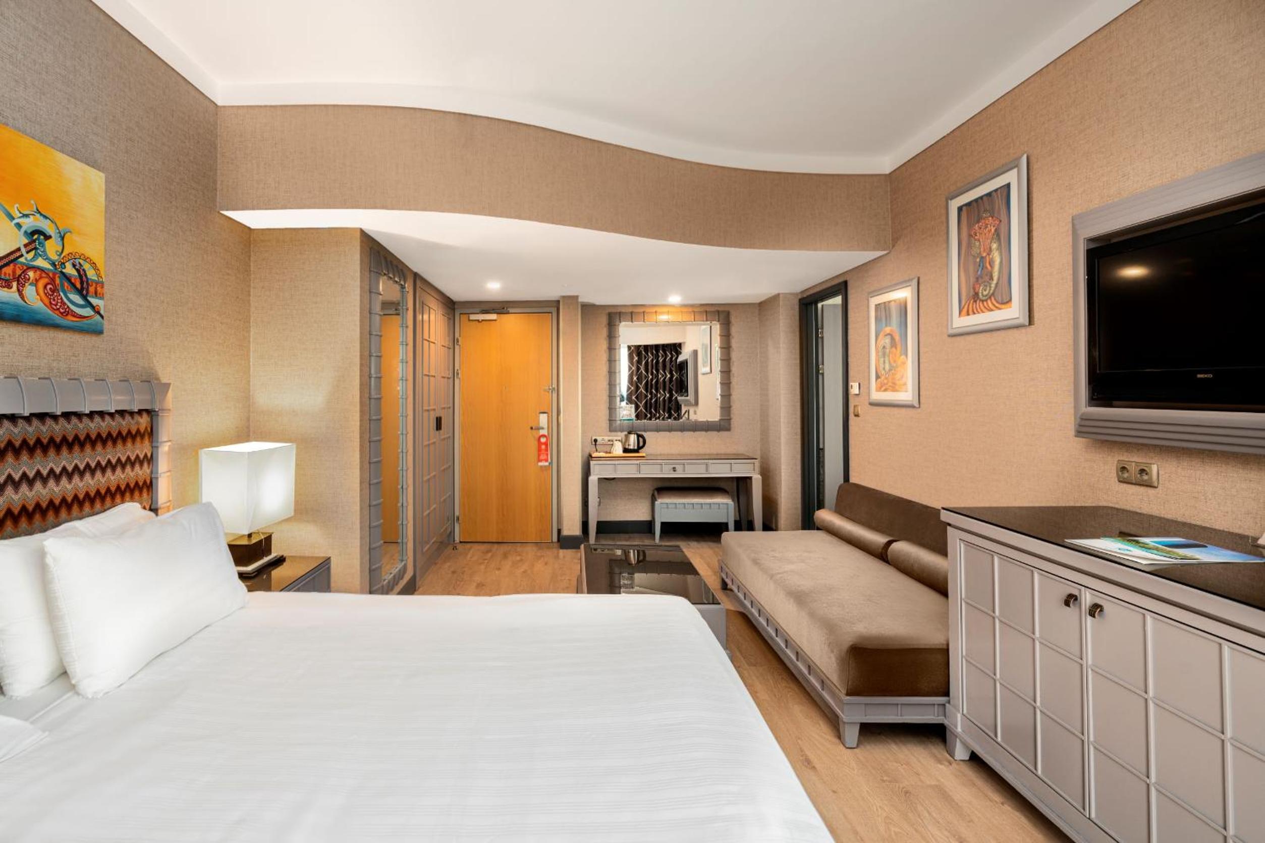 Corner Room - Photo 2