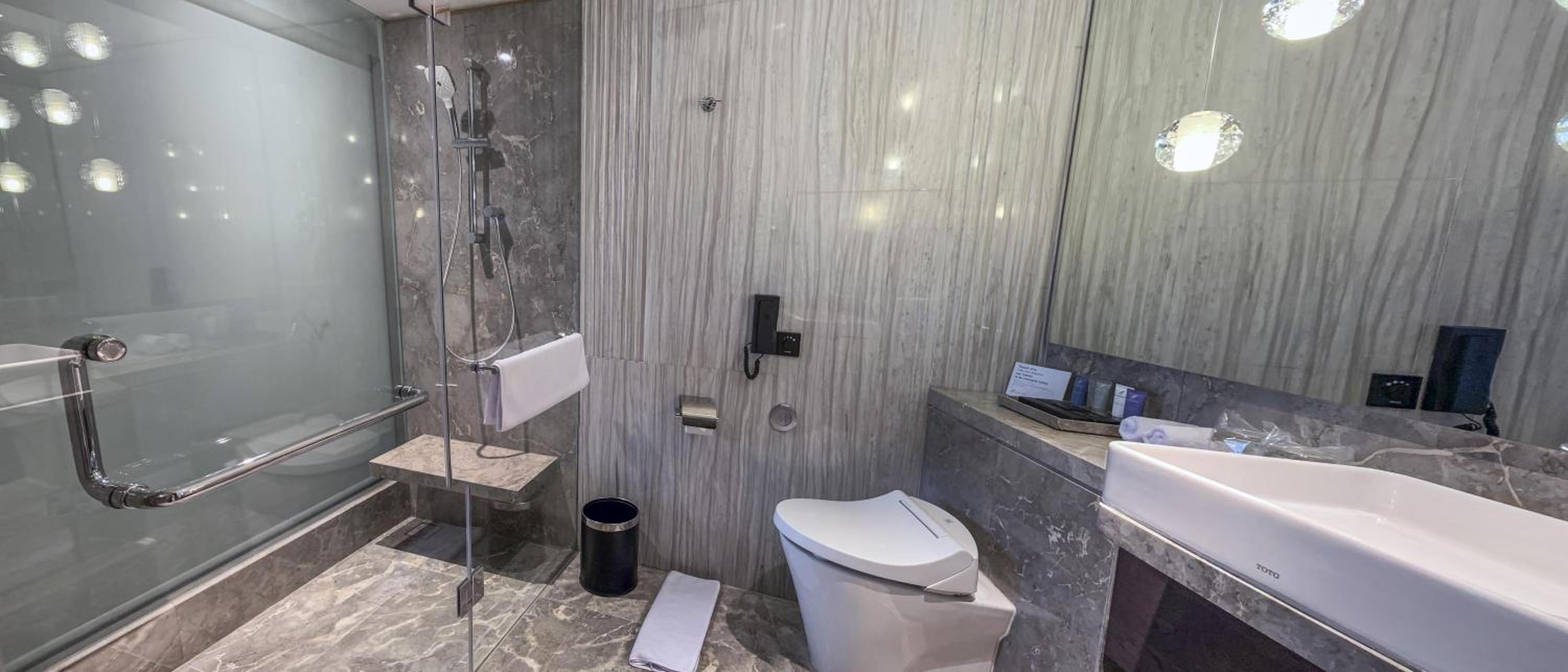 Grand Deluxe King Room with City View - Photo 2