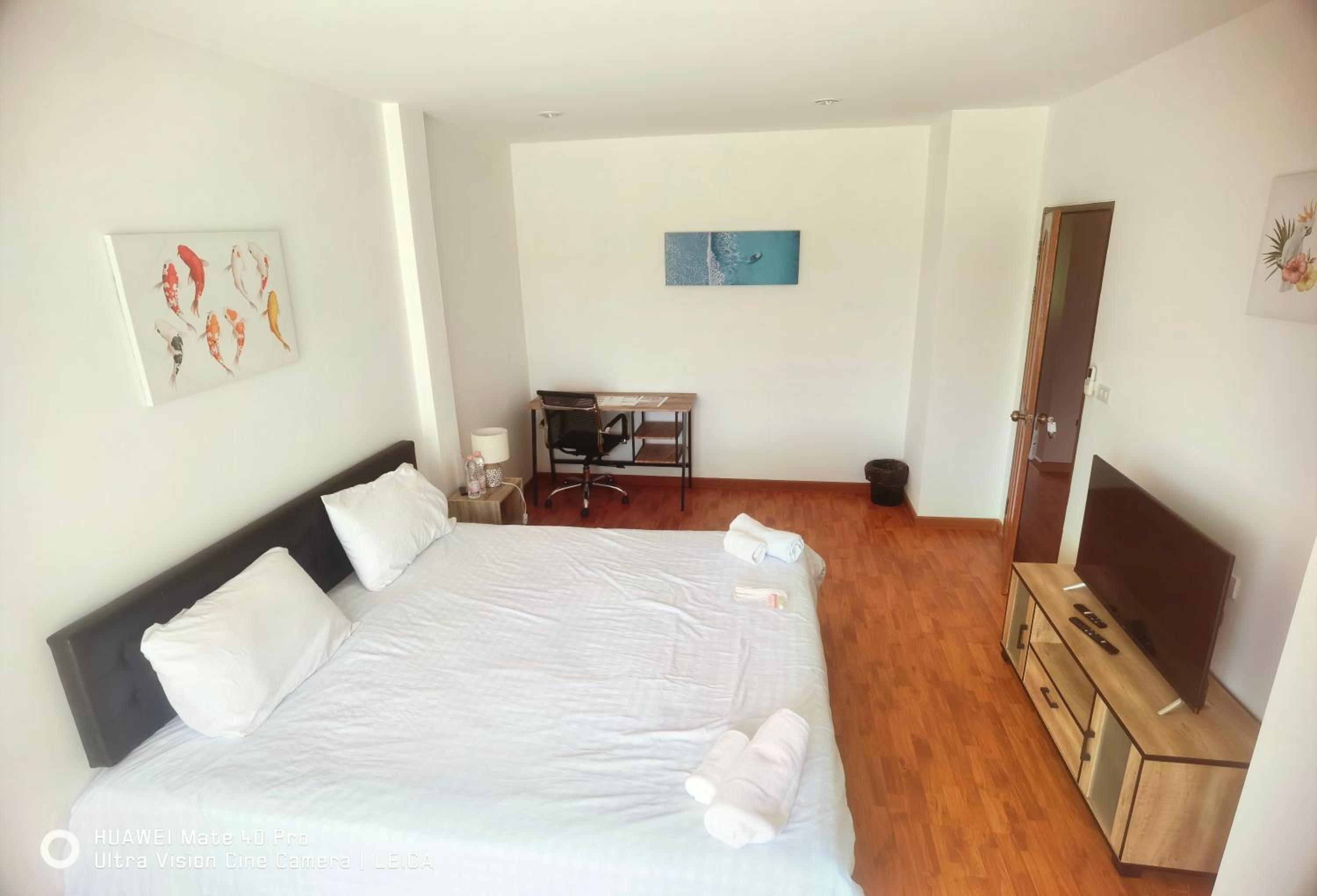 Queen Room With Shared Bathroom photo 3