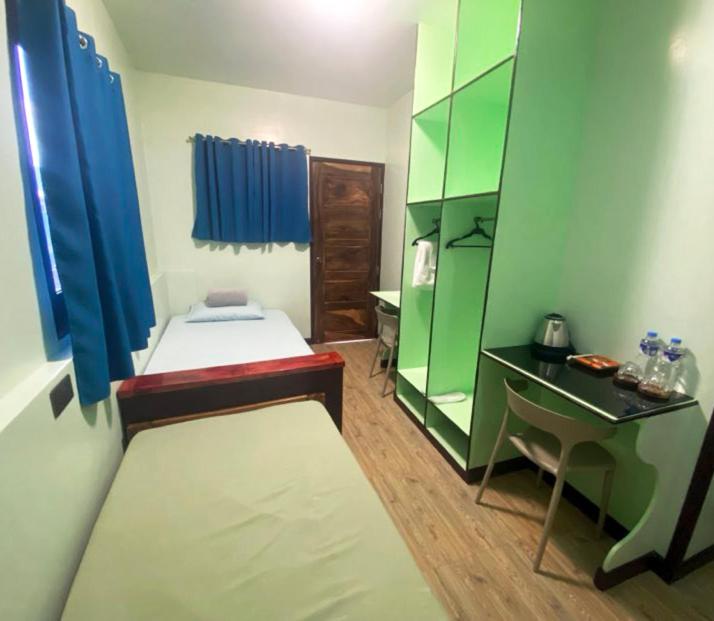 Basic Triple Room With Shared Bathroom