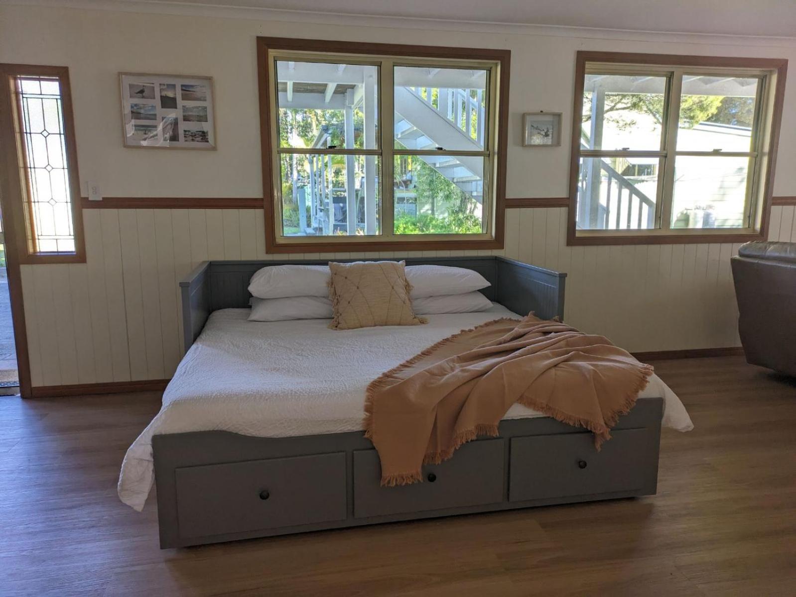 Five-Bedroom House photo 2
