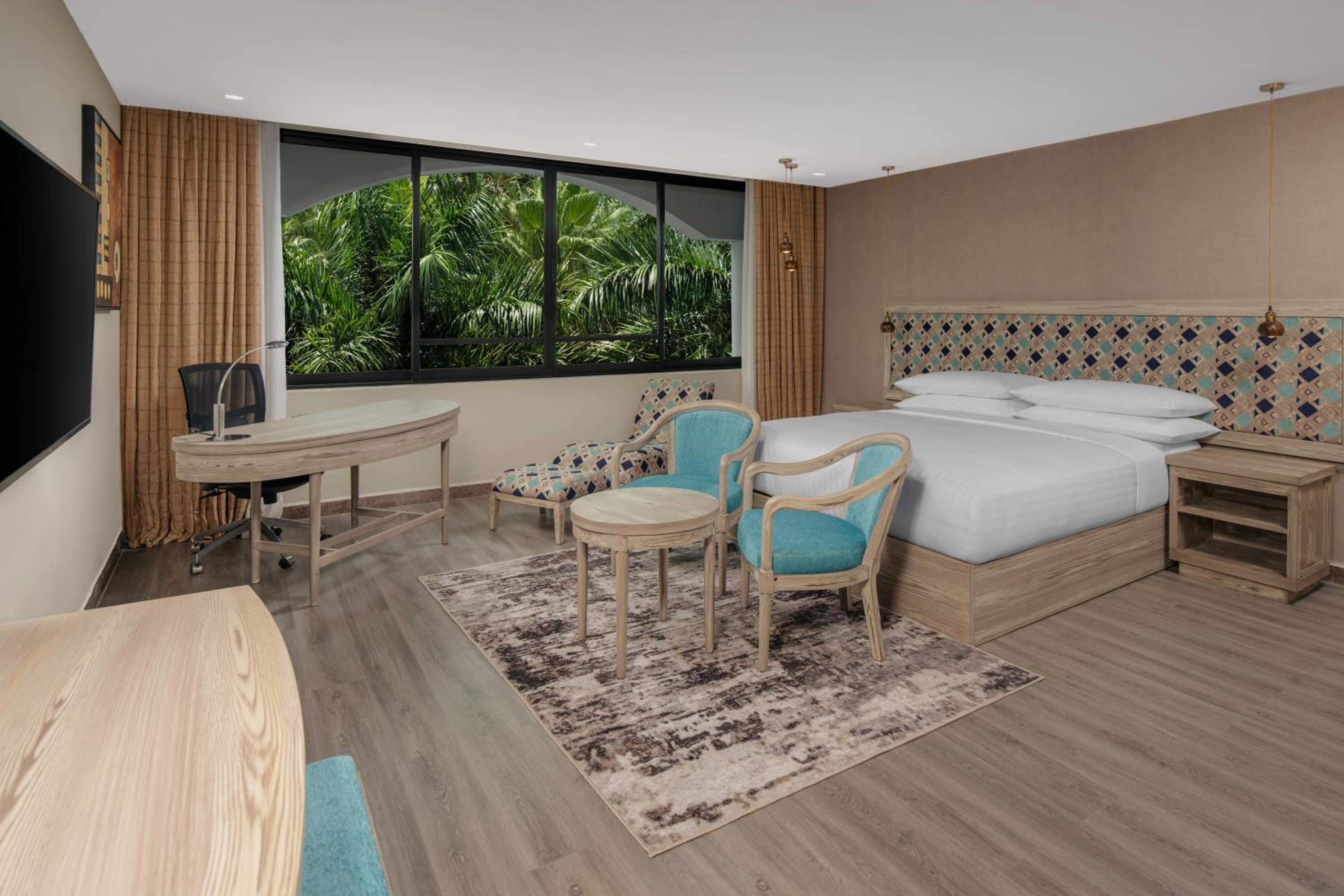 Standard King Room with Courtyard View - Photo 2
