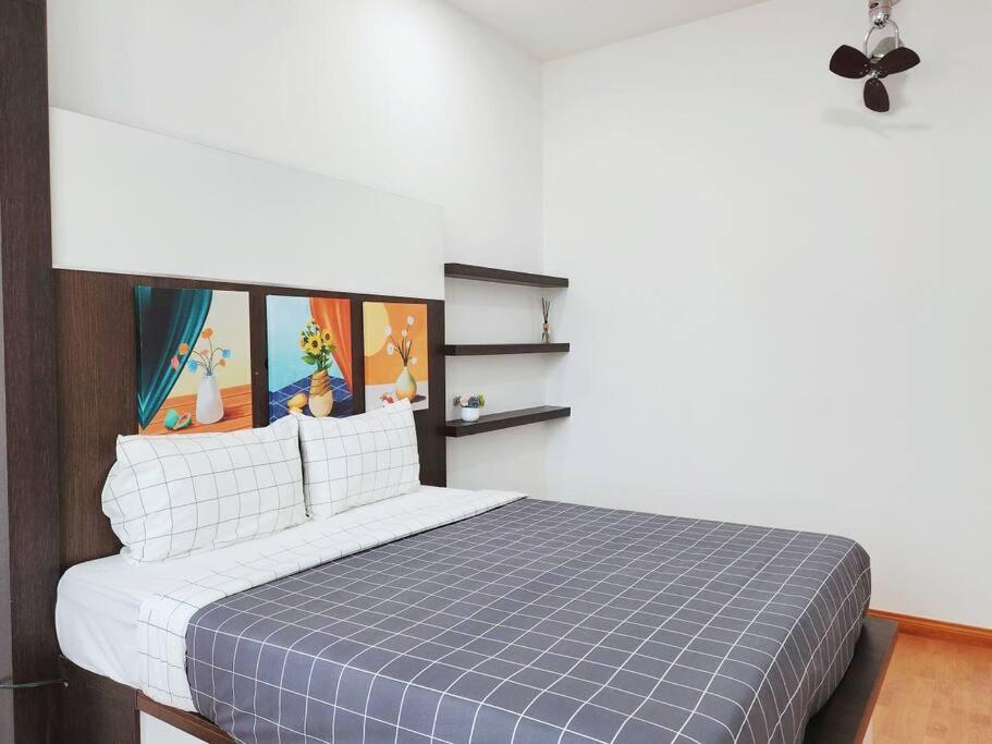 Five-Bedroom House photo 2