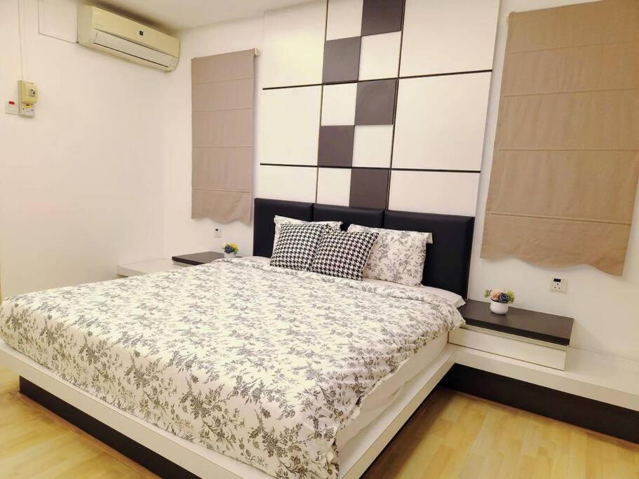 Five-Bedroom House photo 3