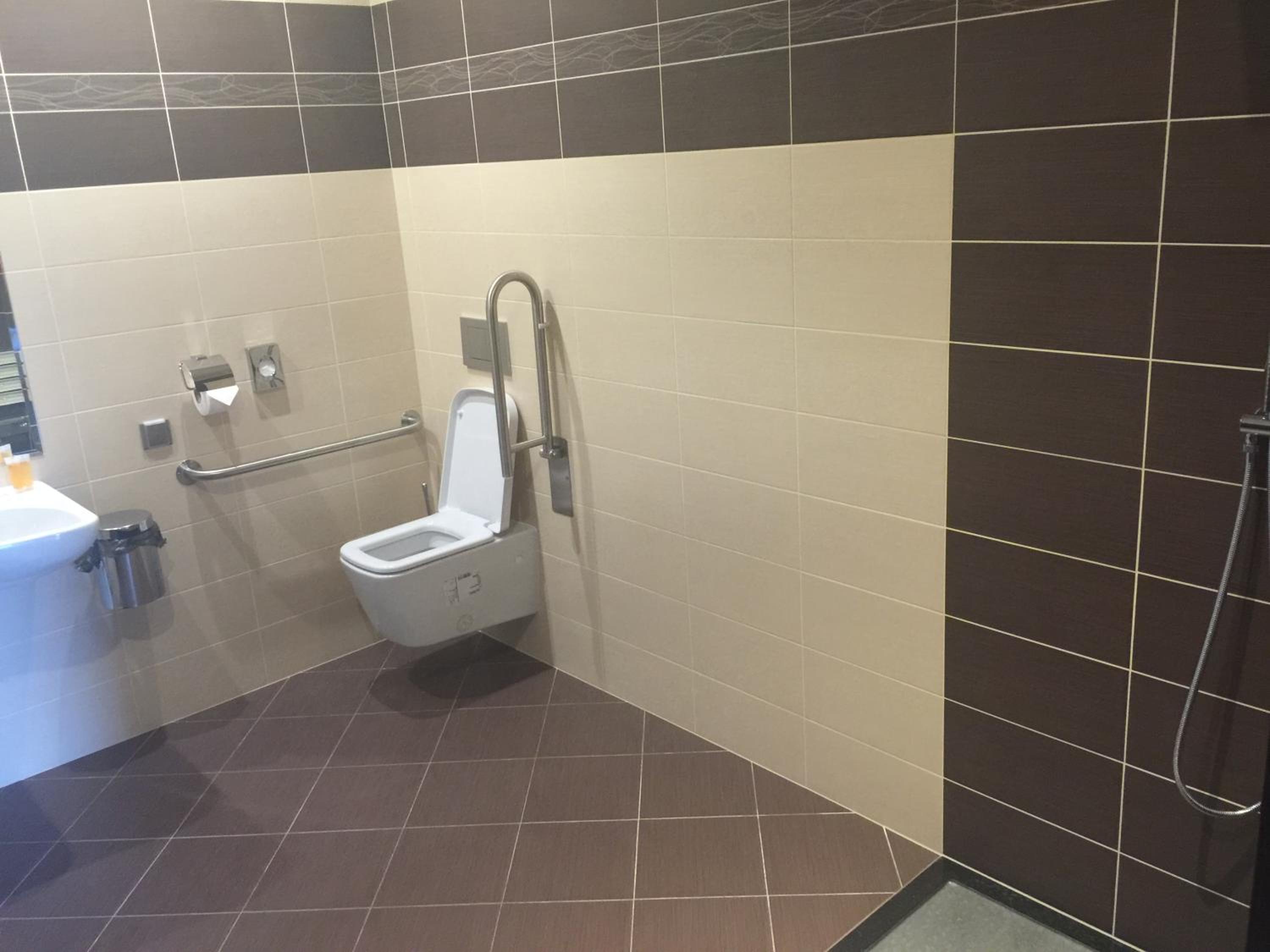 Twin Room - Disability Access photo 3