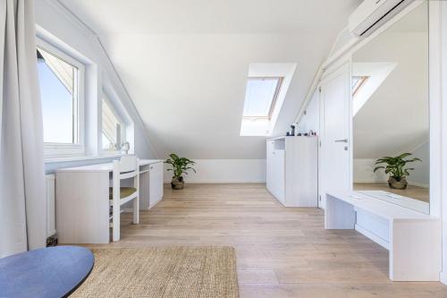 Deluxe Double Room with Sea View - Photo 6