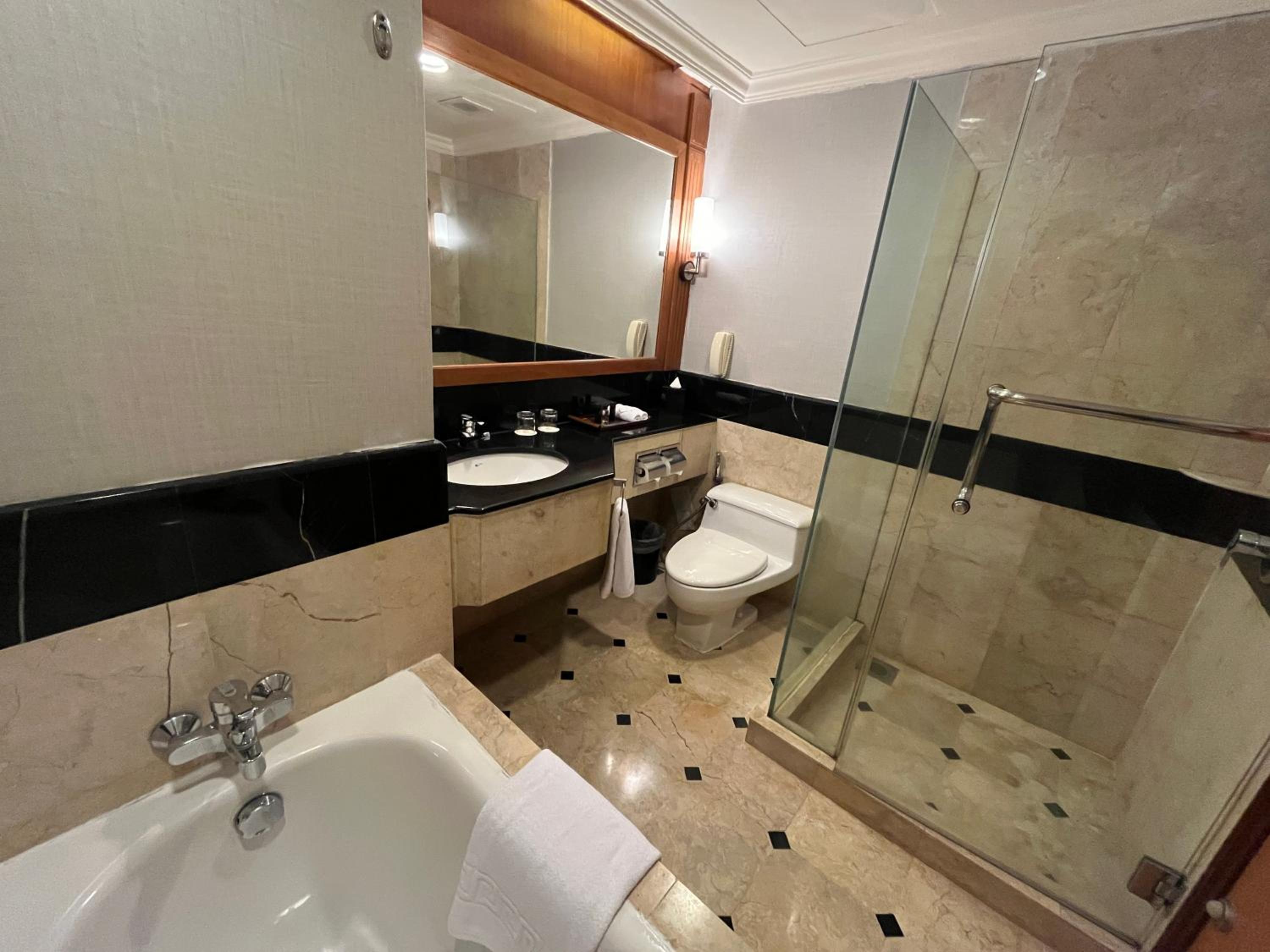 Deluxe King Room - Photo 5