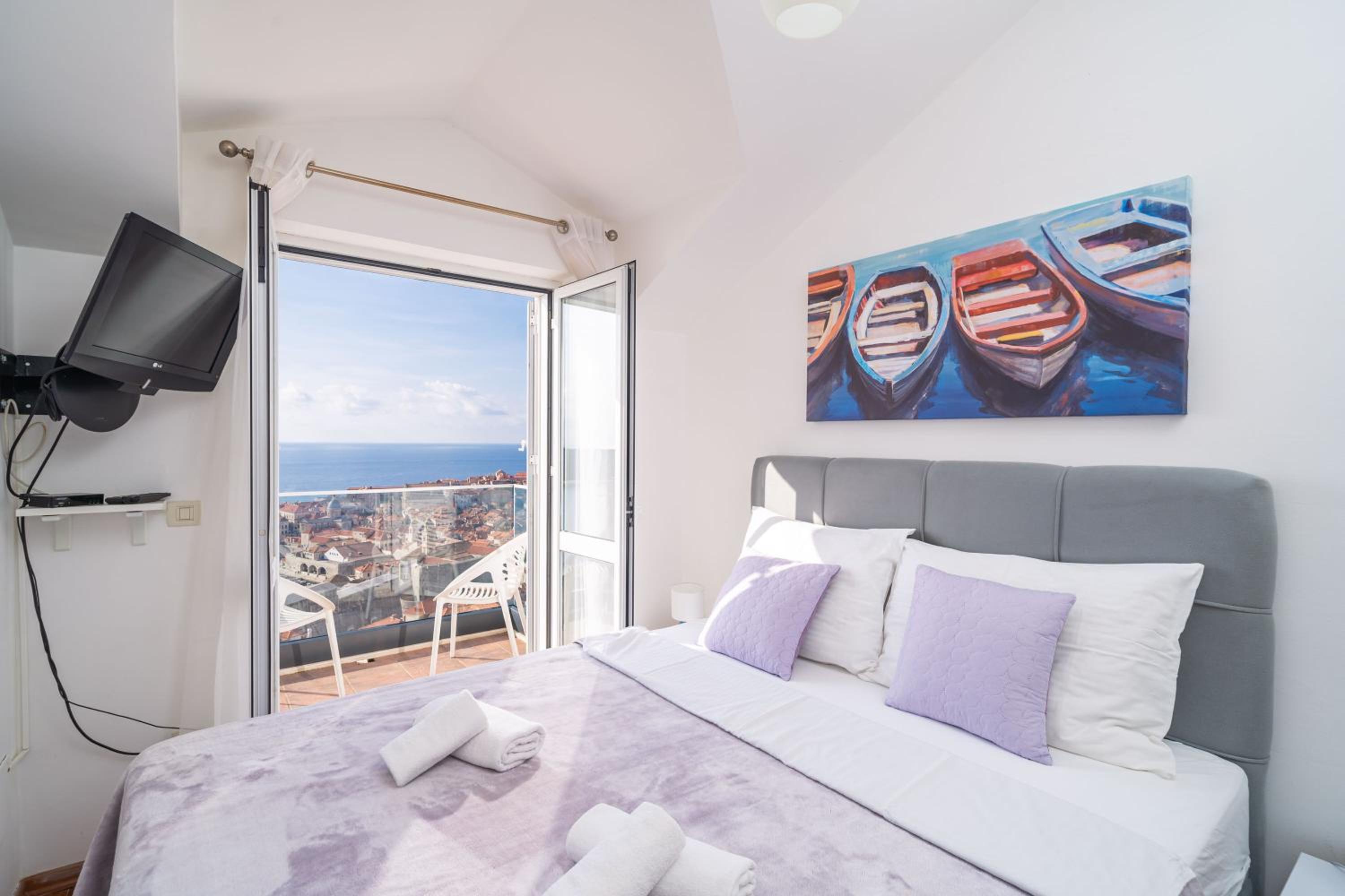 Comfort Three-Bedroom Apartment with Balcony and Sea View (Second Floor)