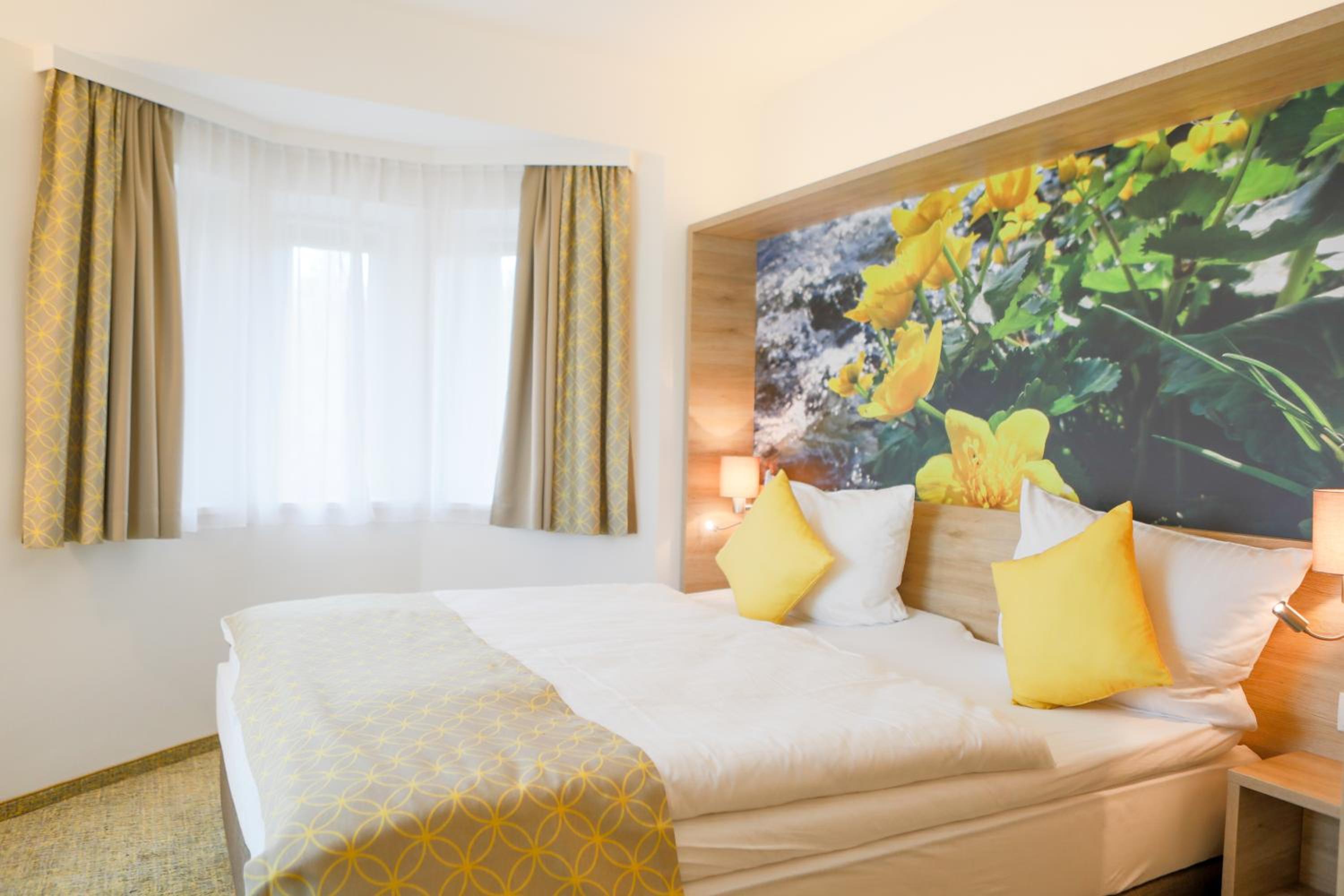Deluxe Double Room with Balcony - Photo 6