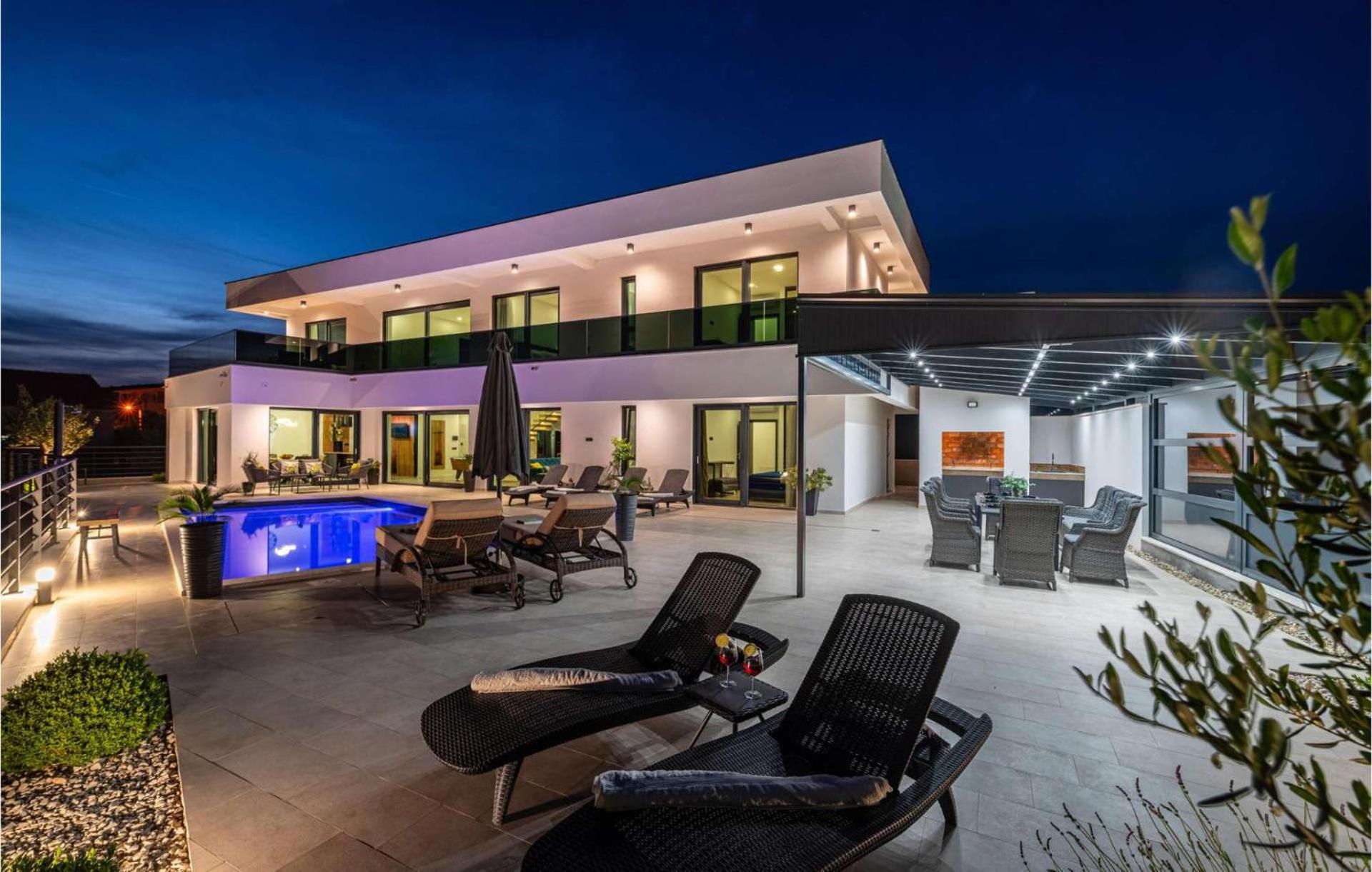 Villa photo 3