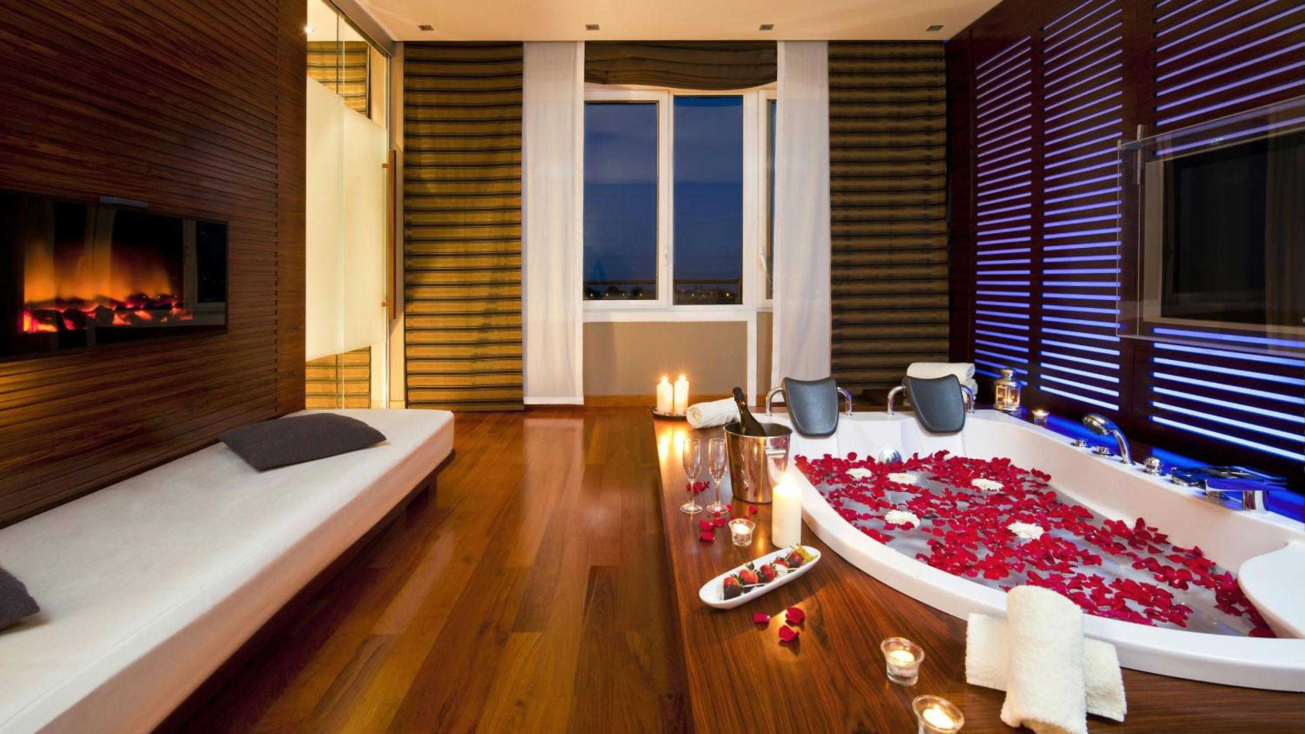 King Suite with Spa Bath photo 2