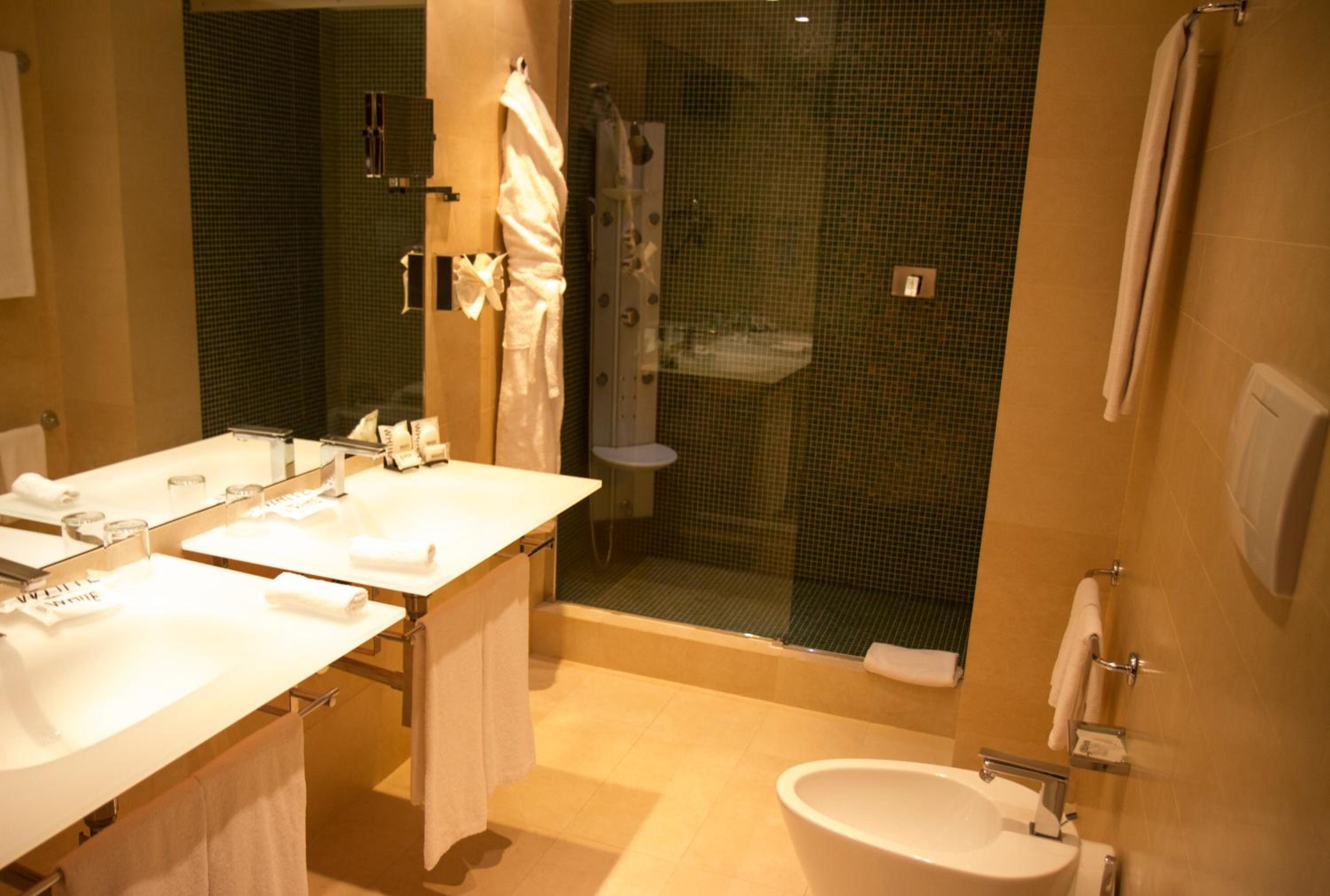 King Suite with Spa Bath photo 2